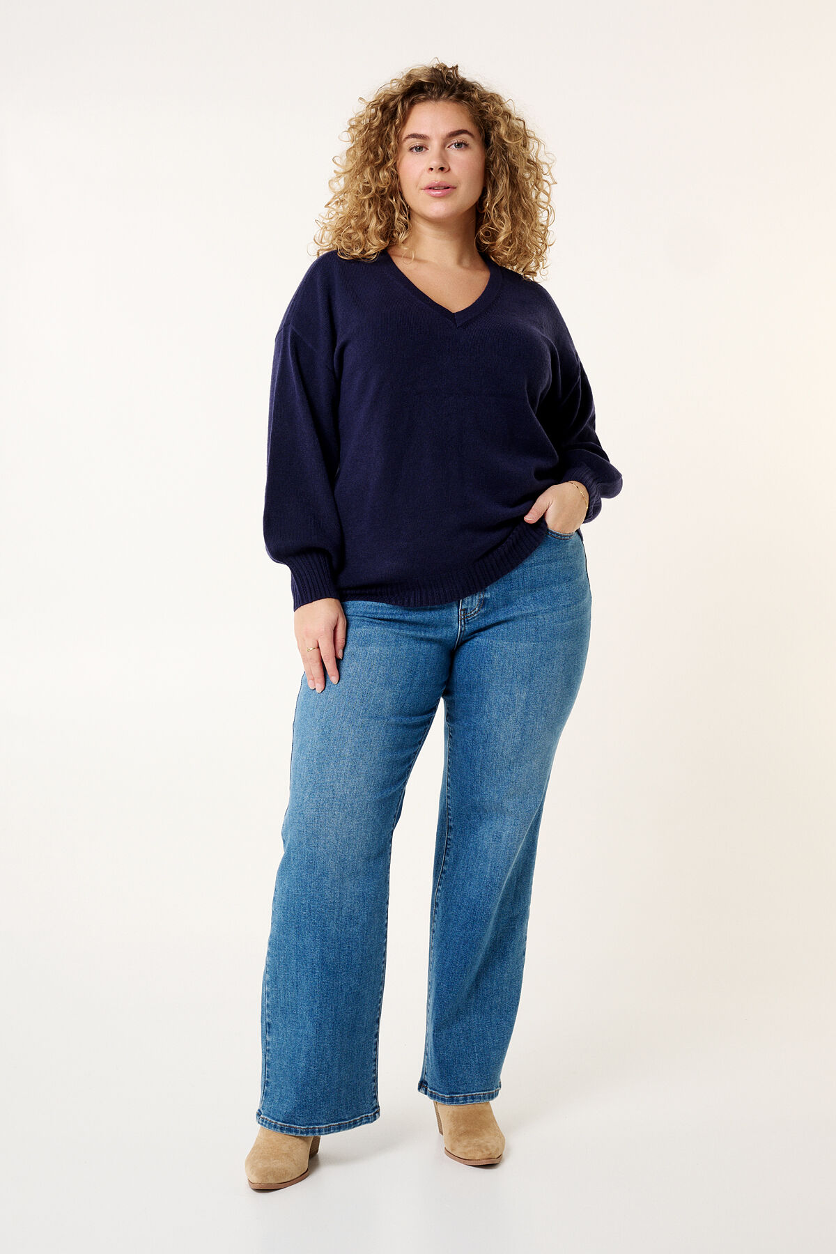 Su&eacute;ter de punto fino con cuello en V image number 5