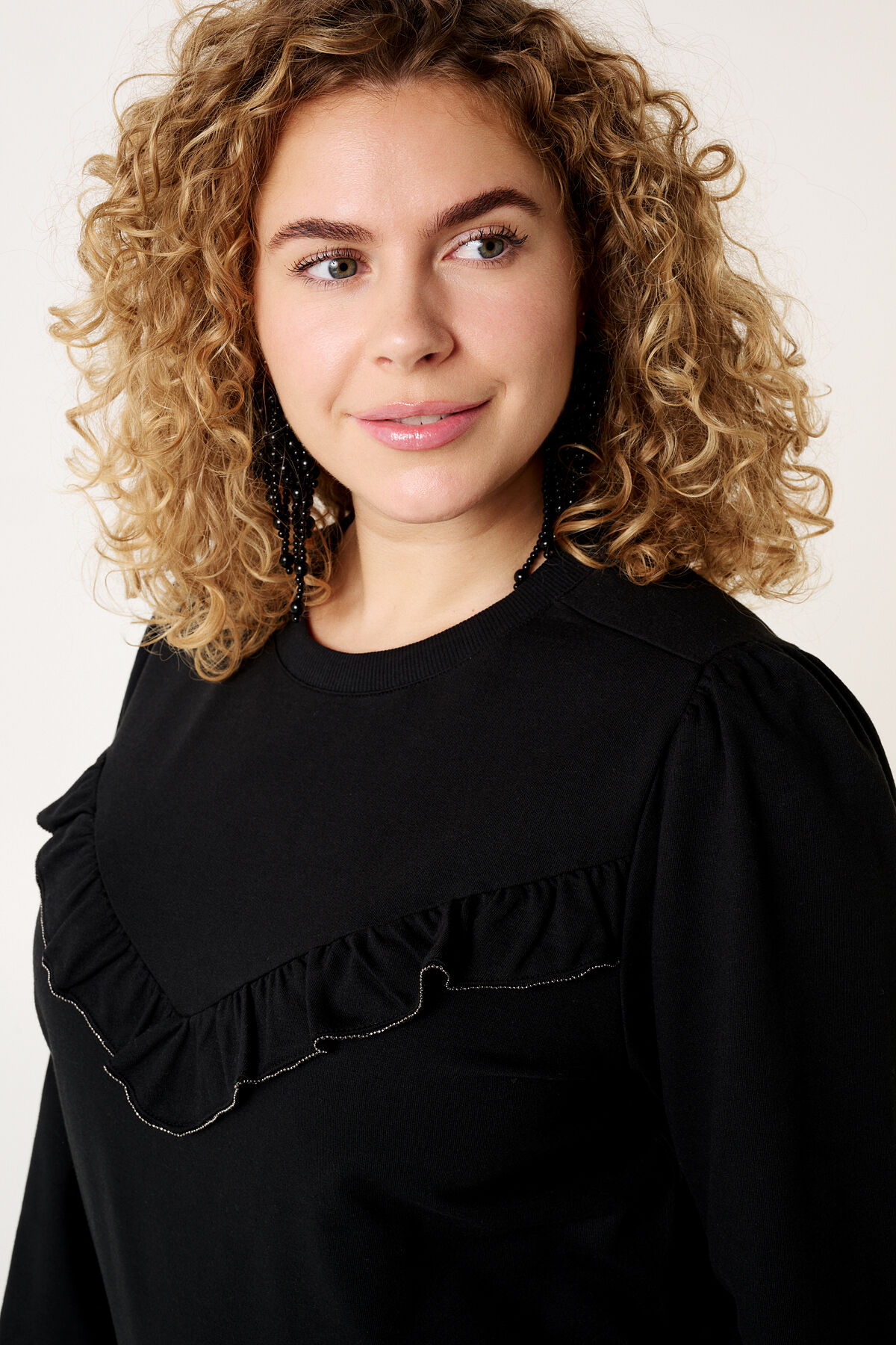 Su&eacute;ter con volantes image number 6