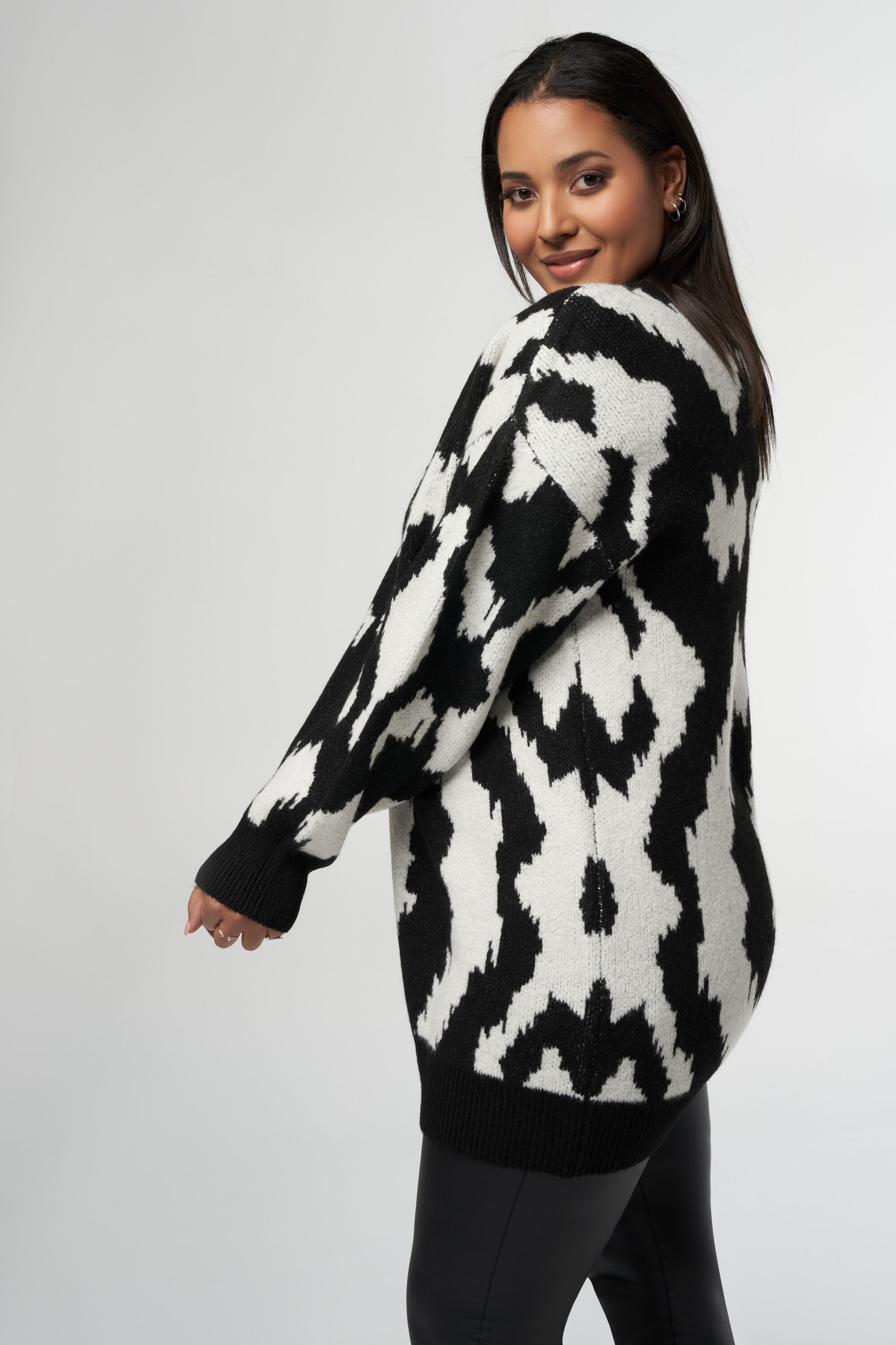 Su&eacute;ter de punto con estampado bicolor image number 6