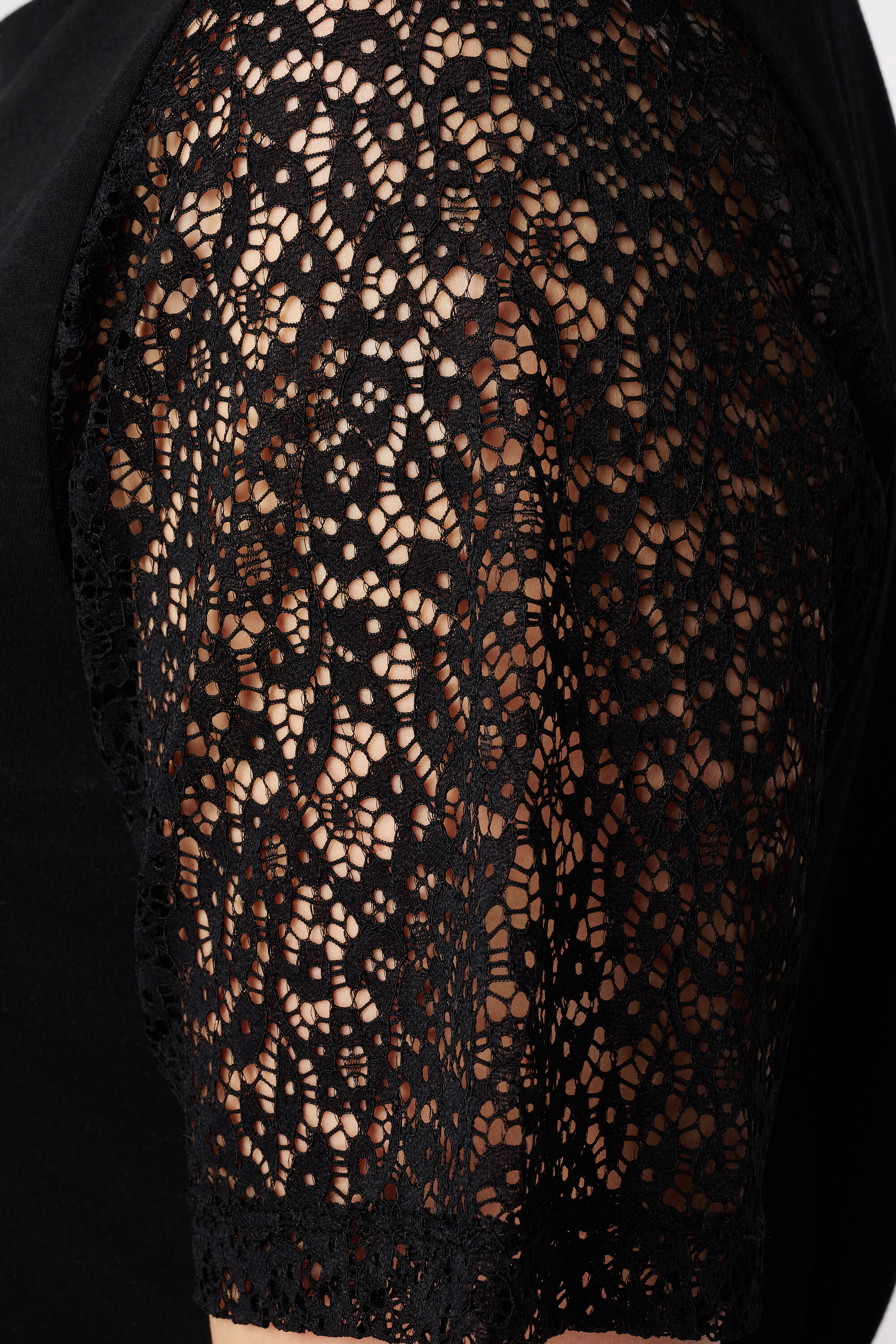 Camiseta con mangas de encaje image number 6