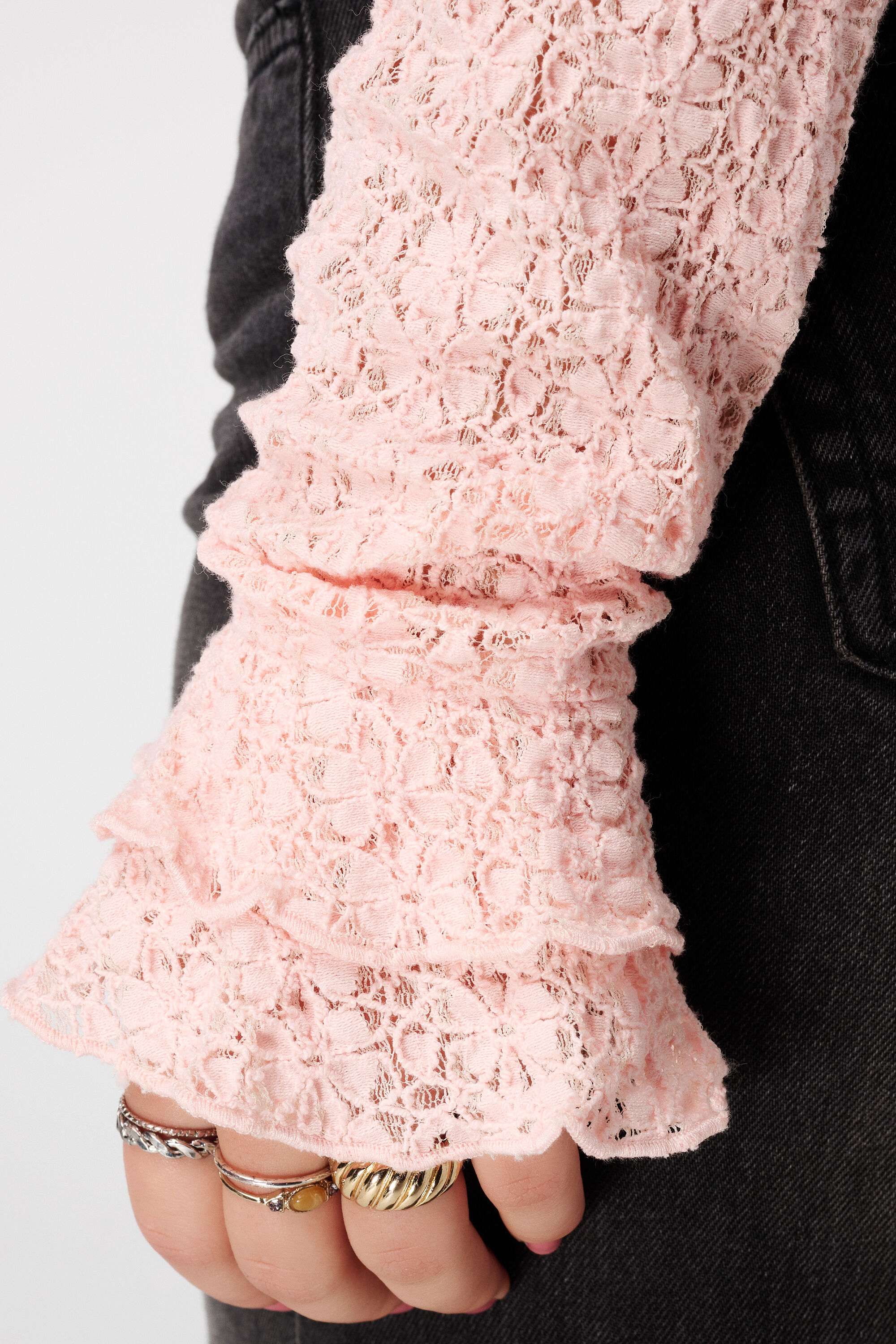 Top de encaje con mangas acampanadas image number 6