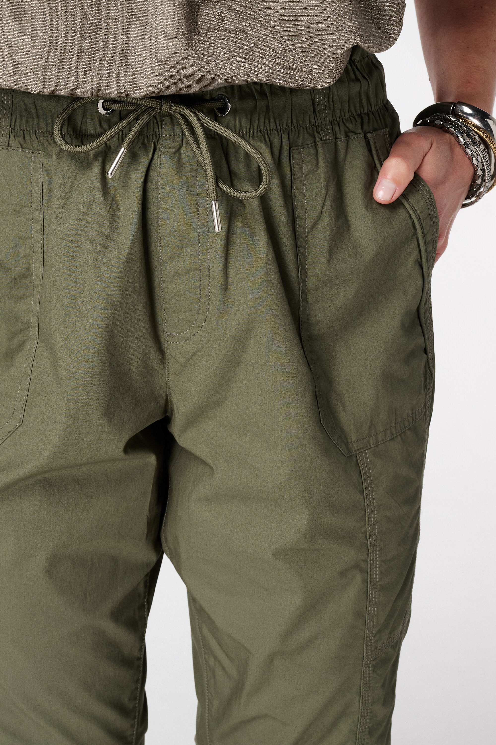 Pantal&oacute;n capri con cintura el&aacute;stica image number 4