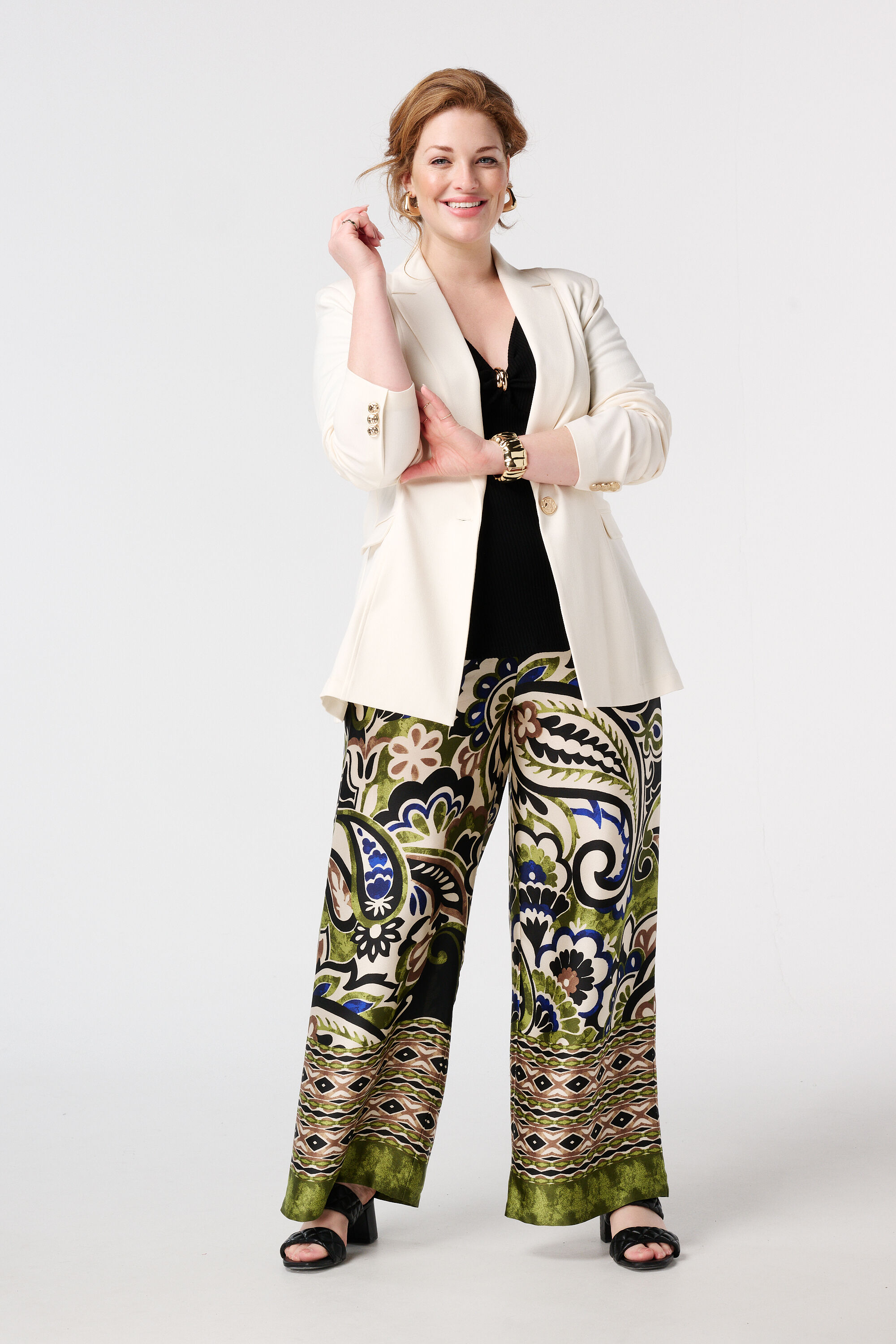 Blazer con botones dorados image number 5