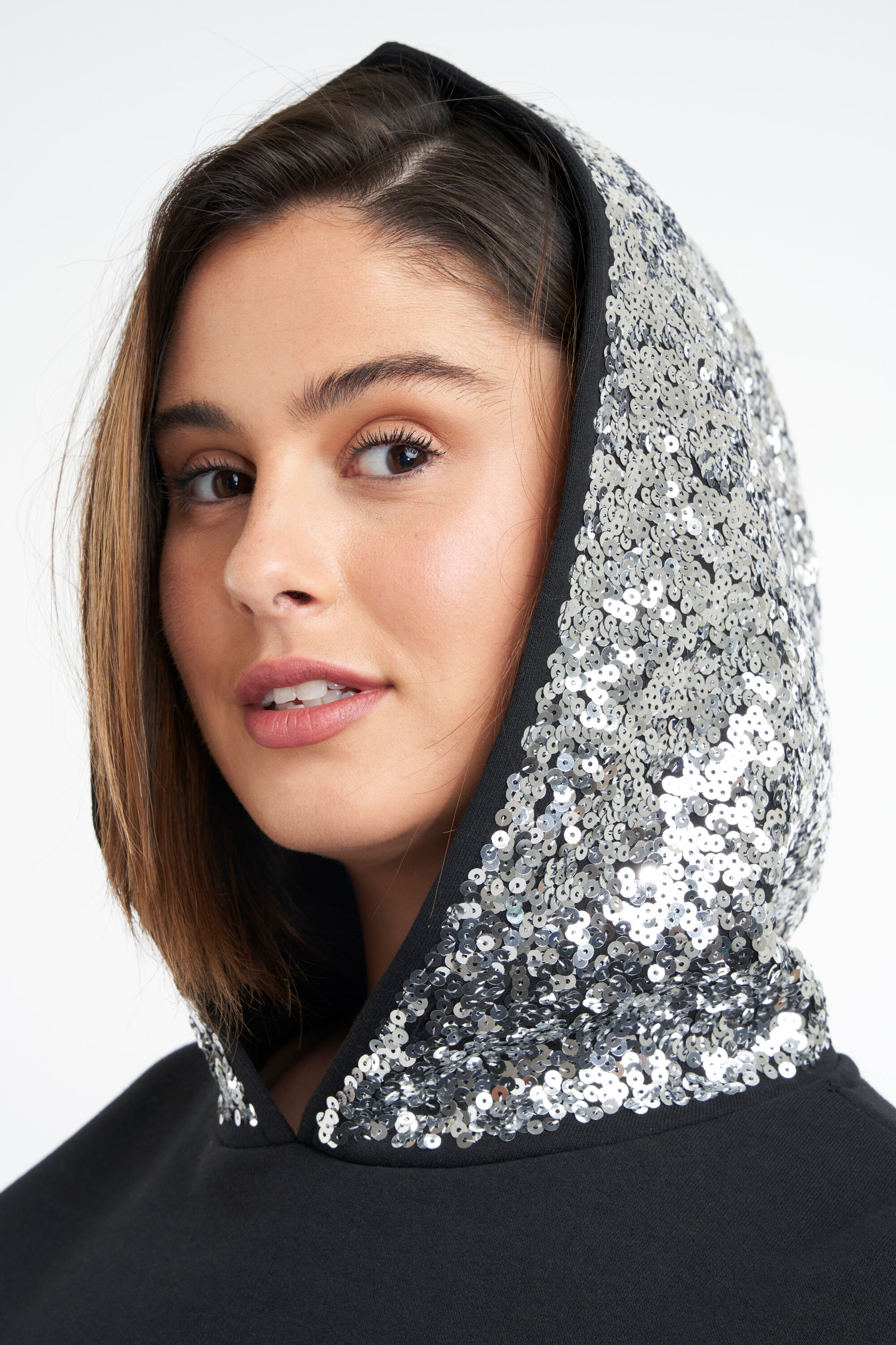 Su&eacute;ter con tachuelas image number 4