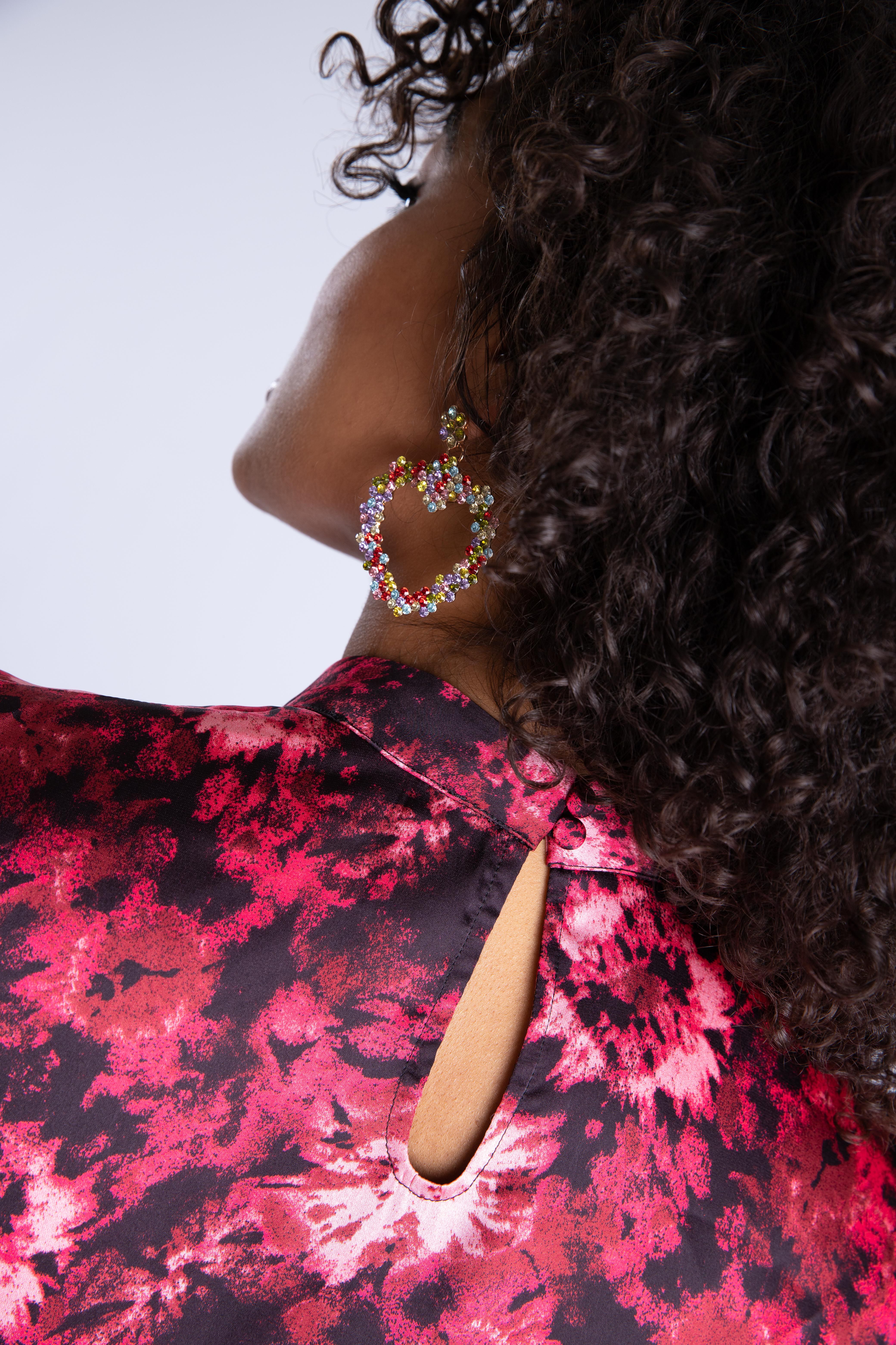 Blusa de sat&eacute;n con estampado image number 6