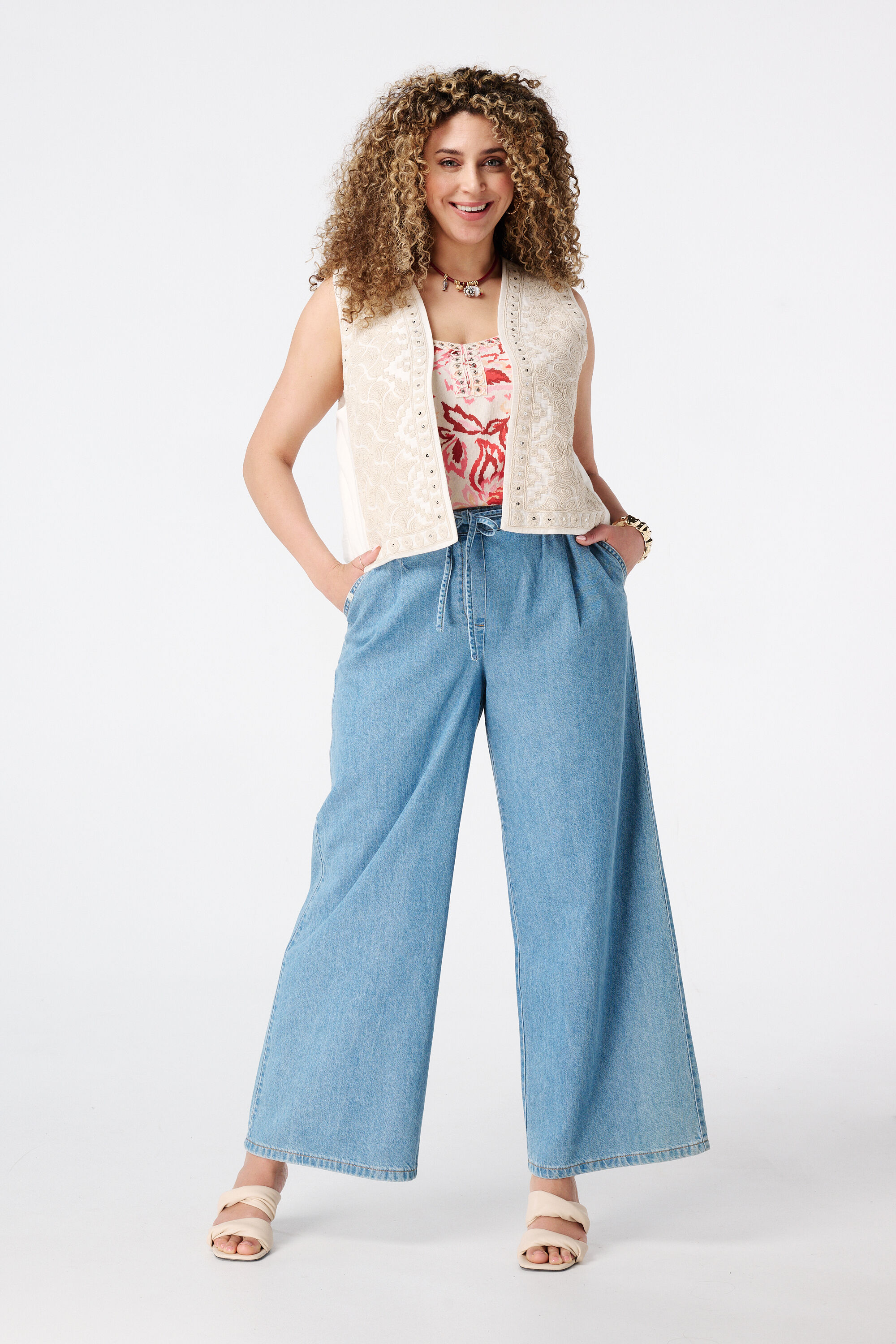 Chaleco con bordado image number 5