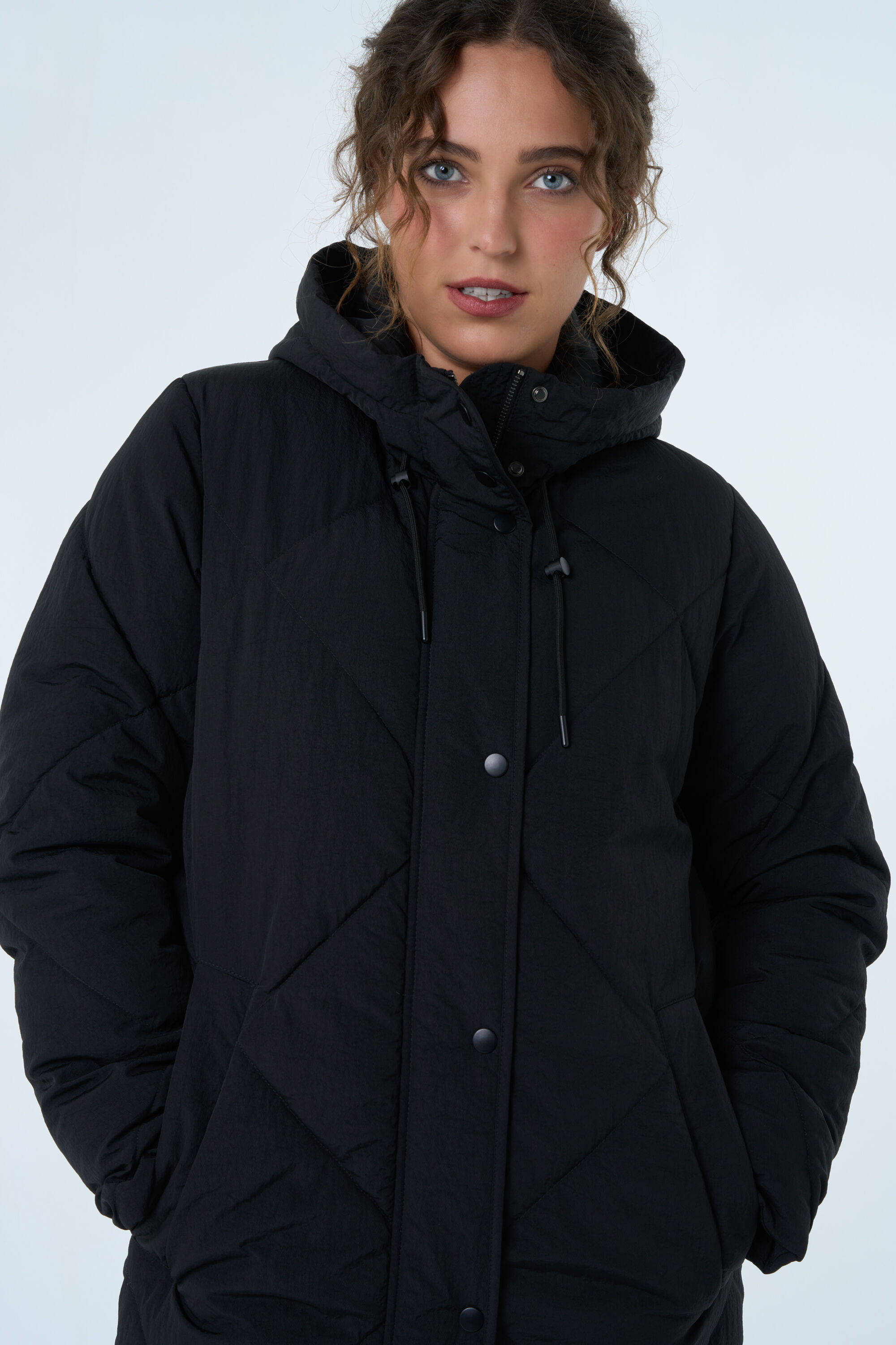 Chaqueta acolchada larga con capucha image number 6