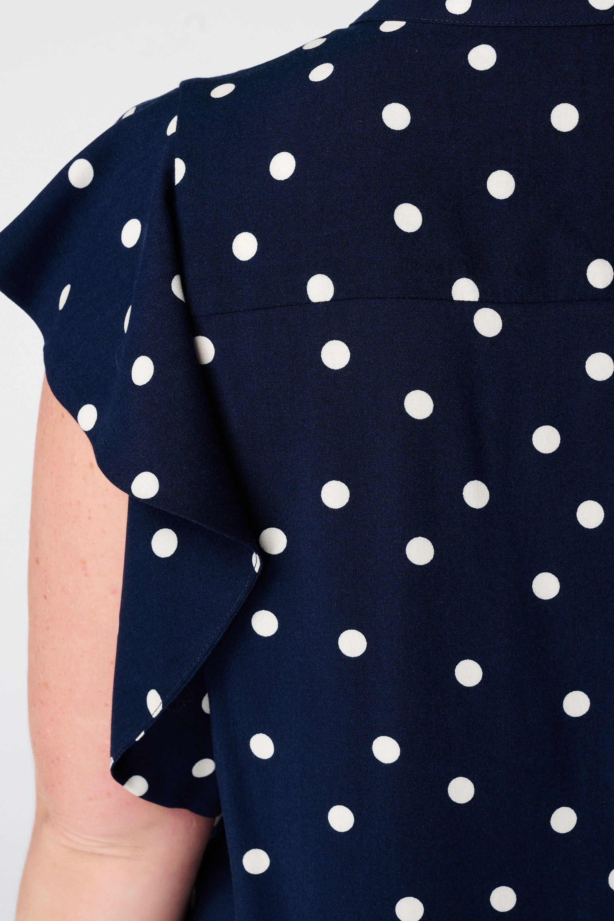 Blusa con estampado de lunares image number 6