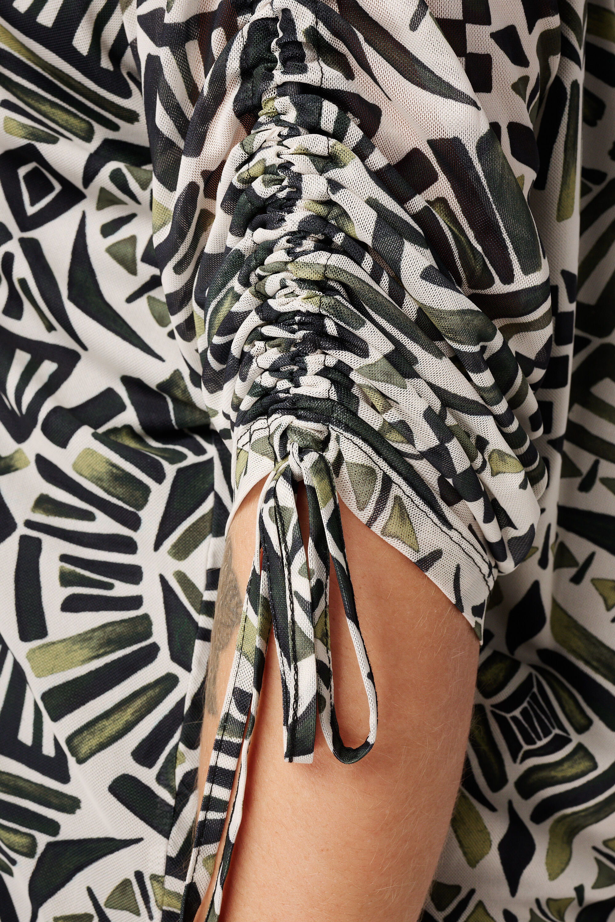 Blusa con estampado y mangas con cord&oacute;n image number 6