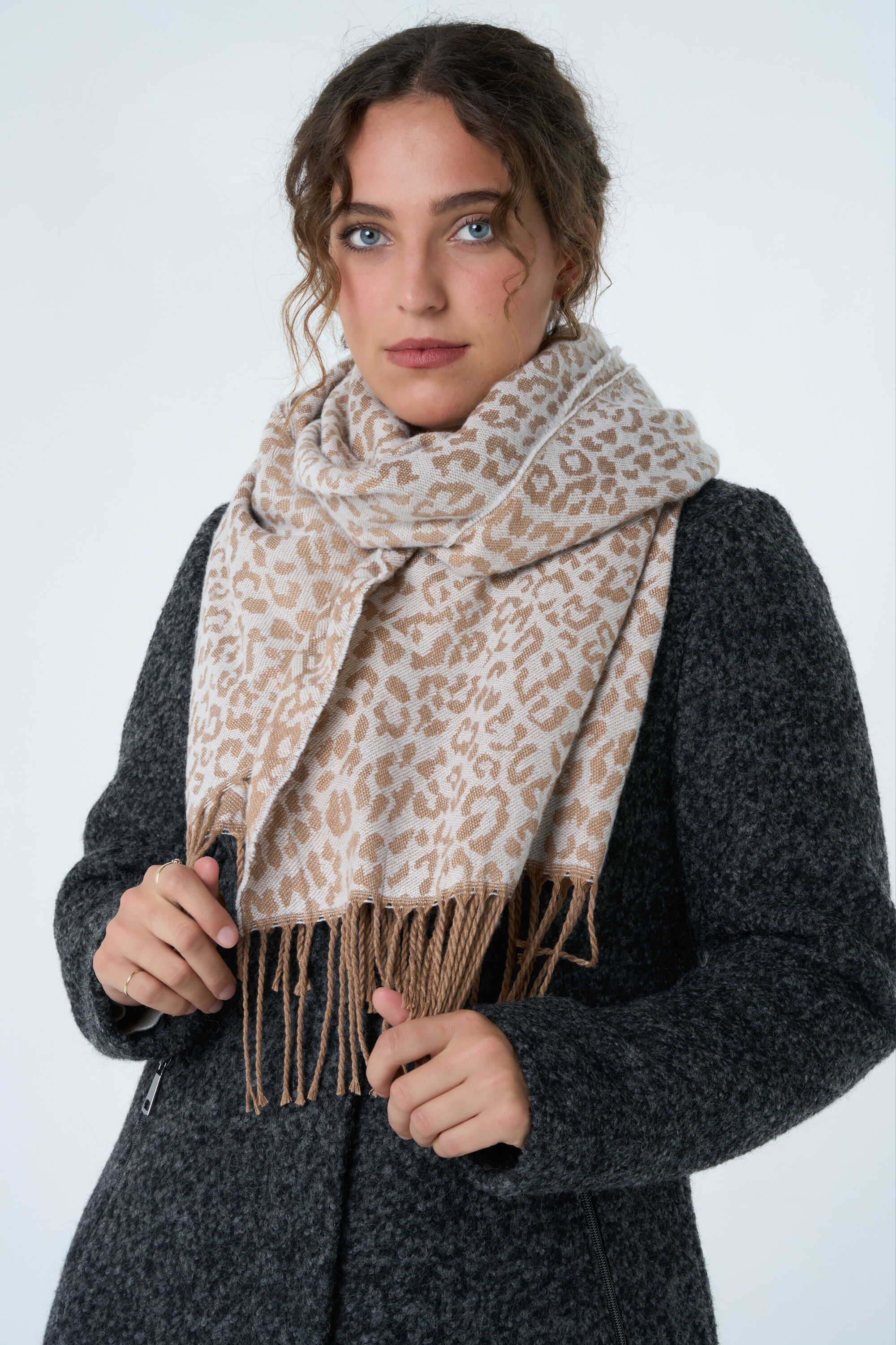 Bufanda con estampado animal image number 3