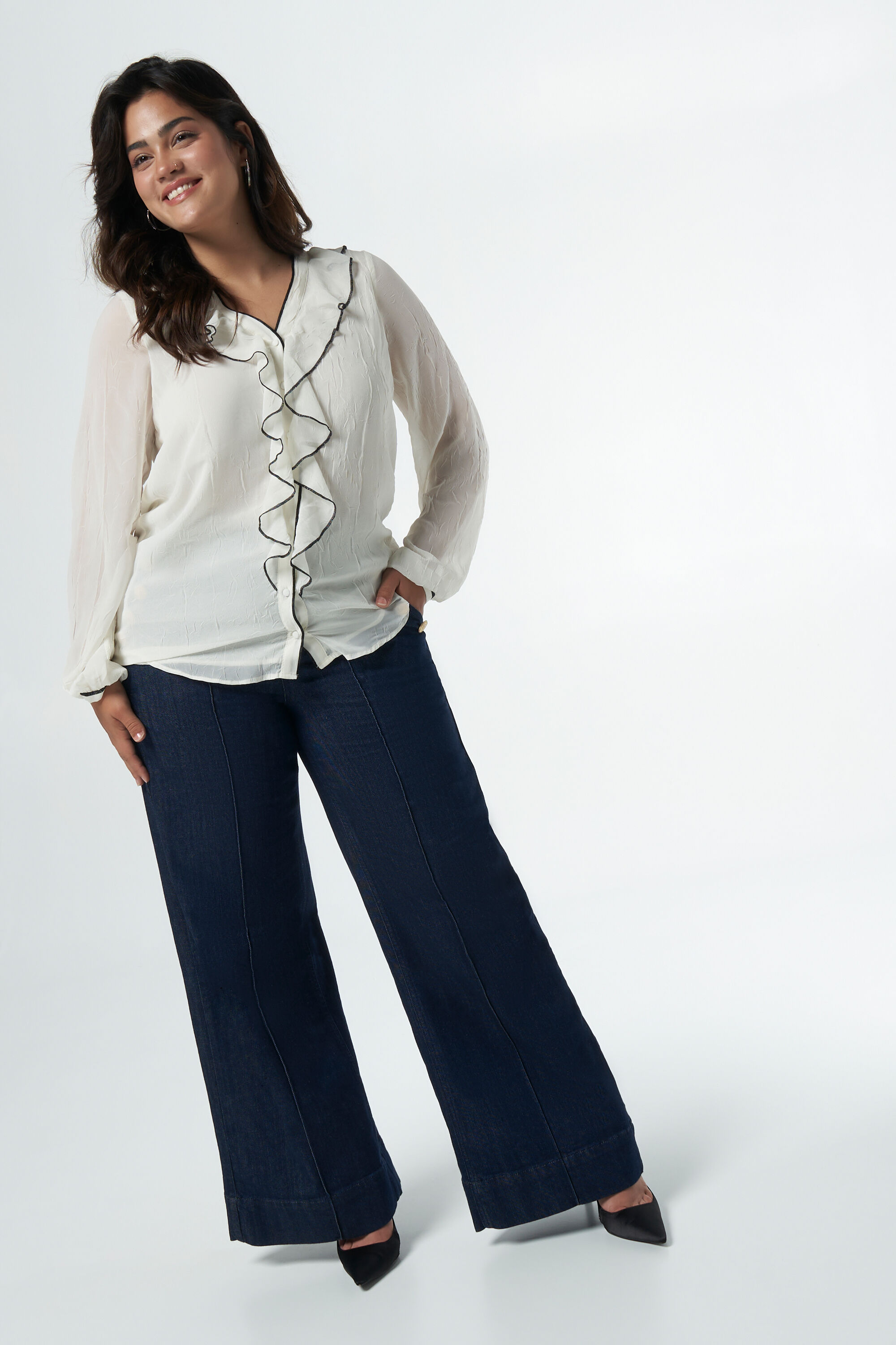 Blusa con volantes  image number 5