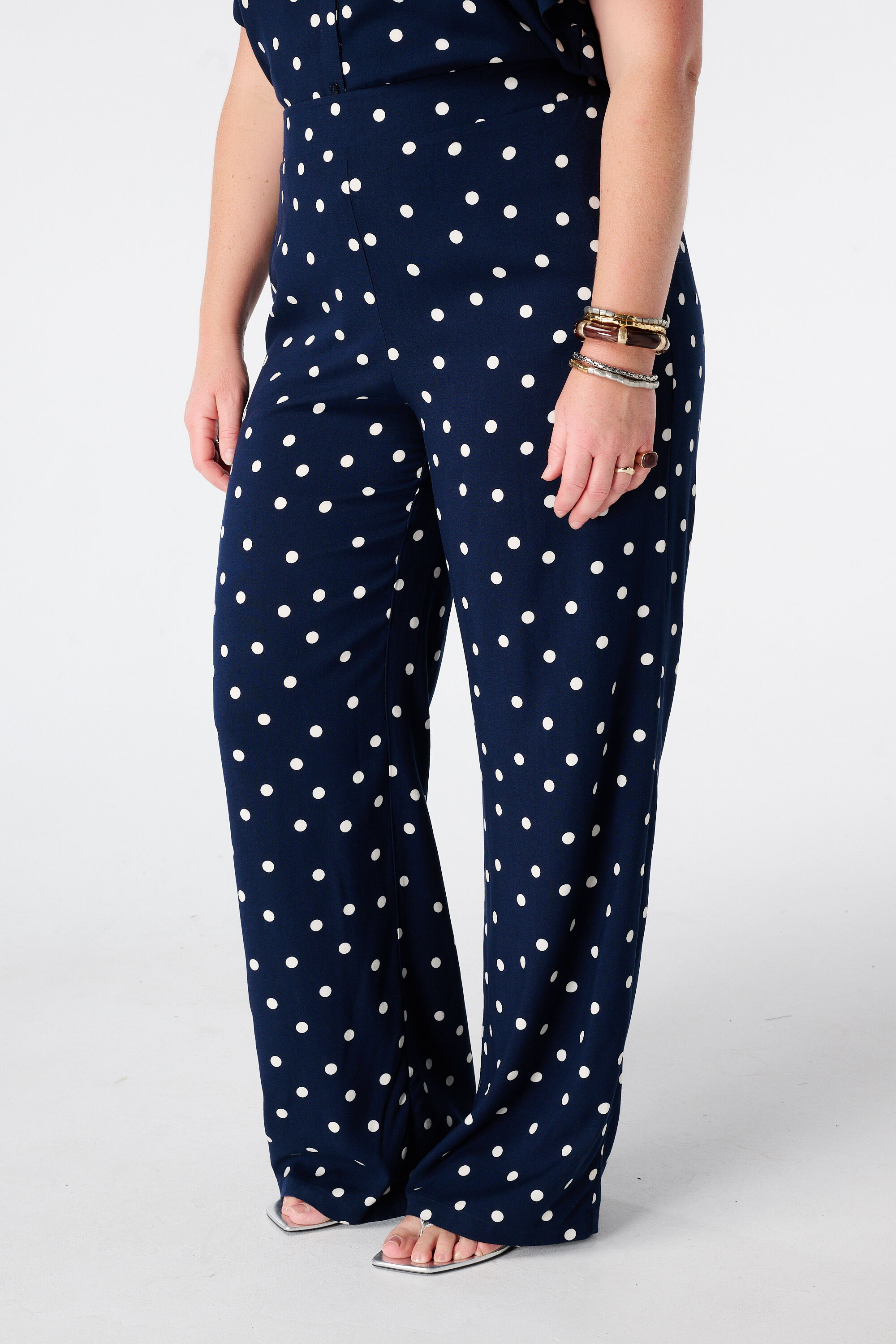 Pantal&oacute;n wide leg con estampado de lunares image number 5