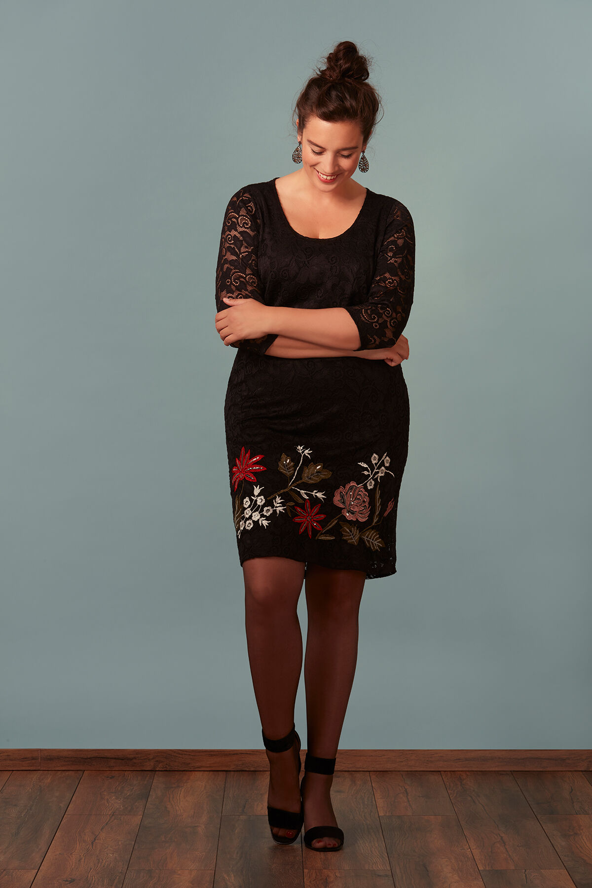 Vestido con encaje y bordado image number 4