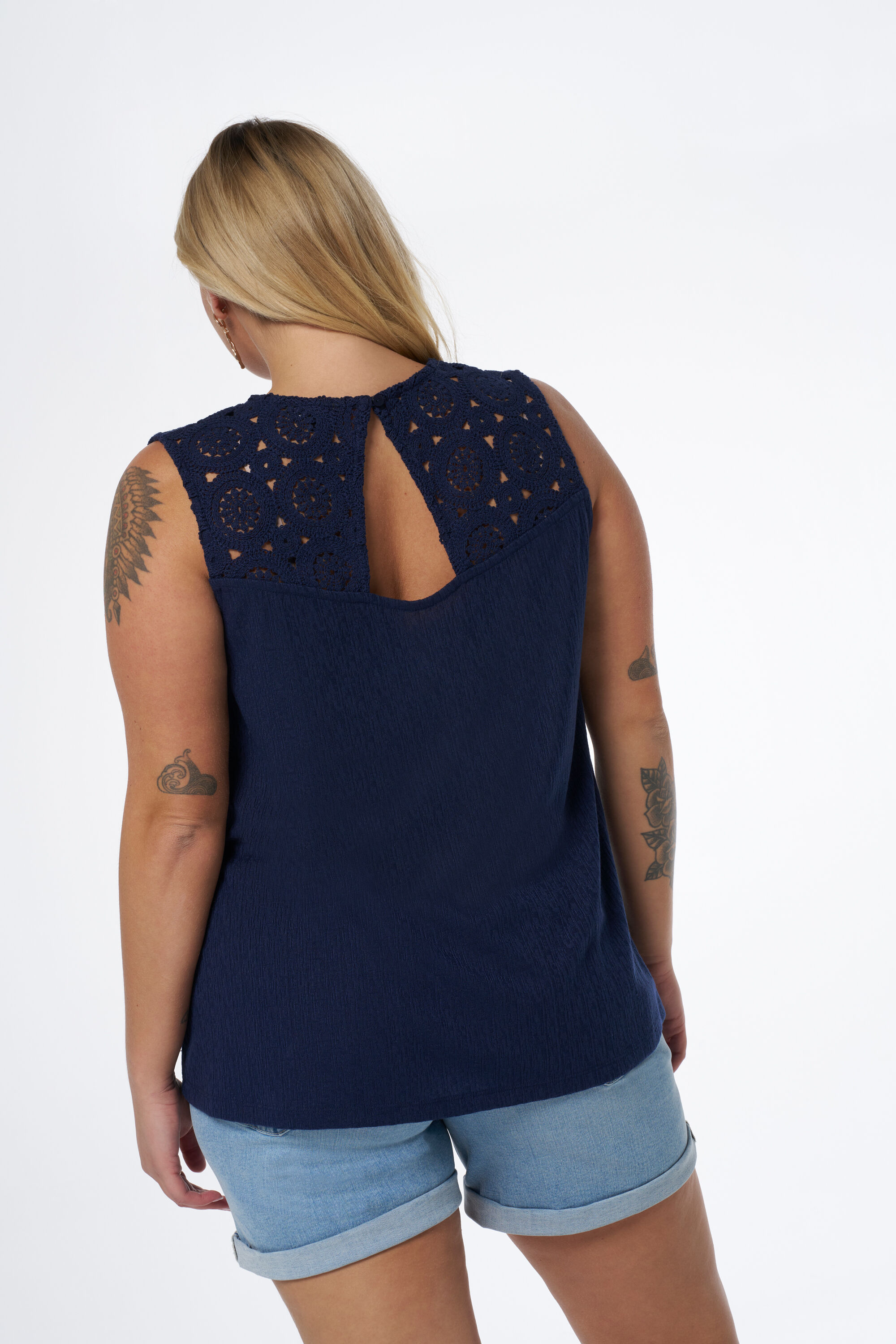 Top con detalles de ganchillo  image number 3