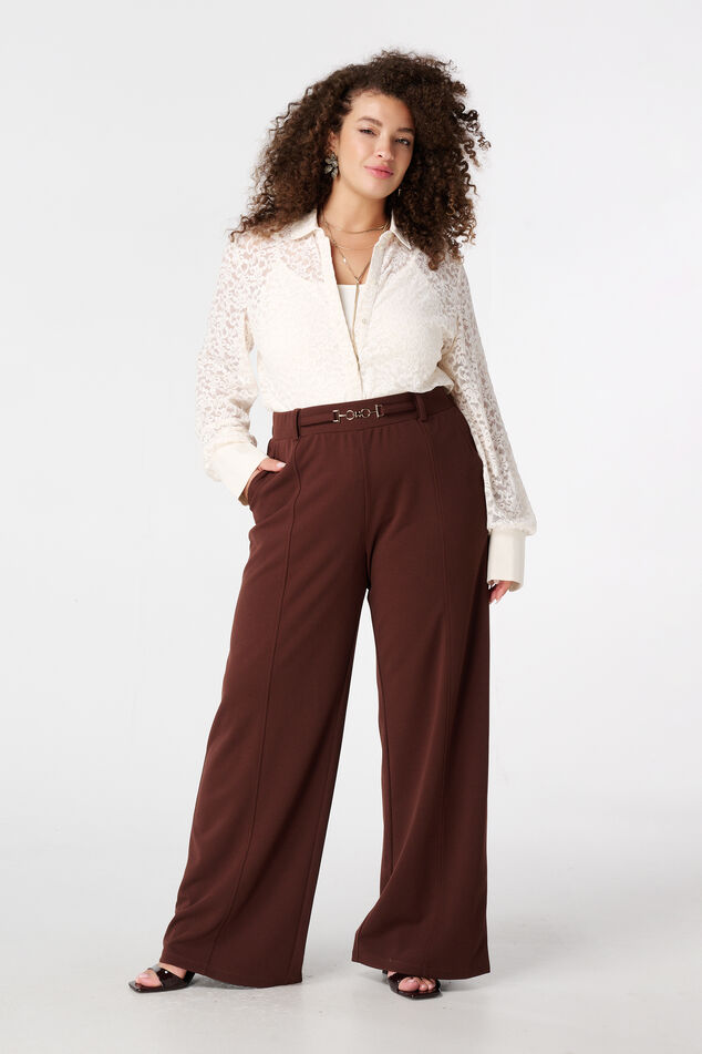 Top con encaje y lentejuelas image number 5