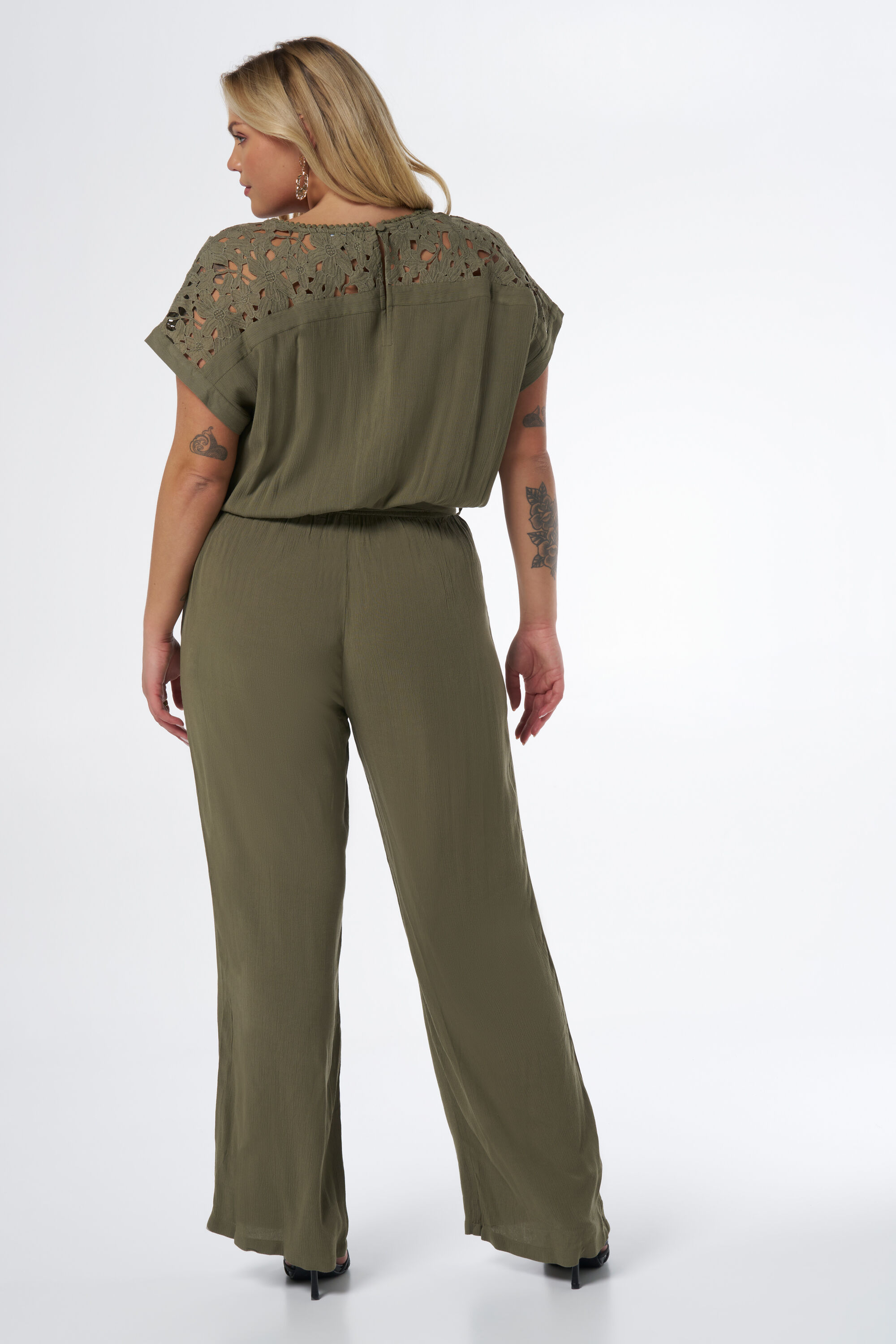 Mono con detalles image number 3