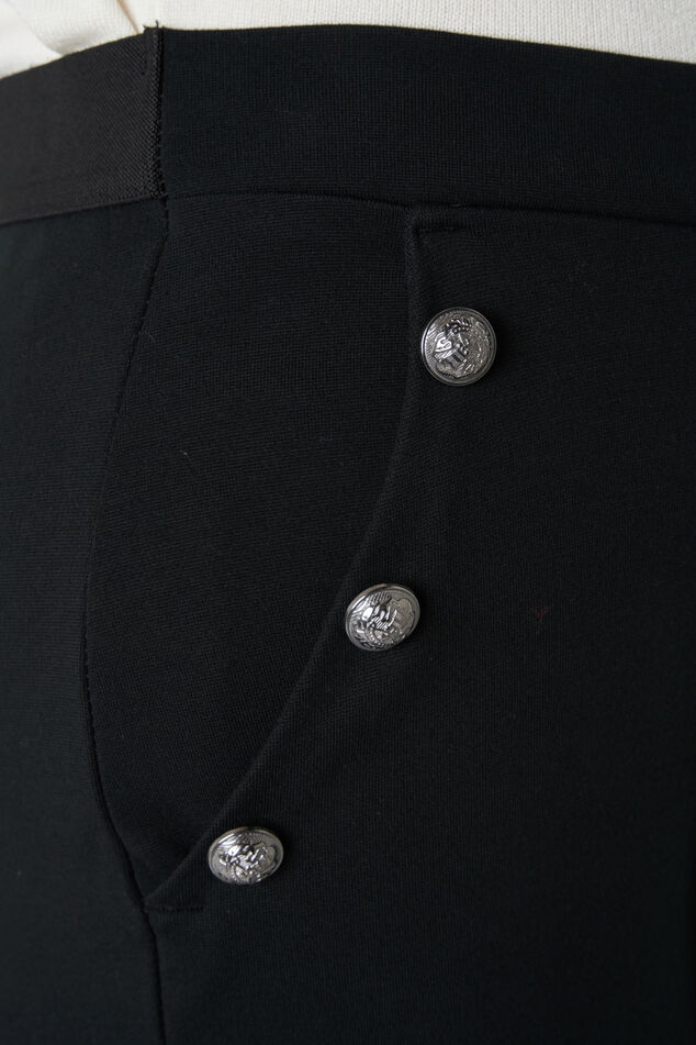 Pantalones con pernera recta y un elegante botón como detalle image number 5