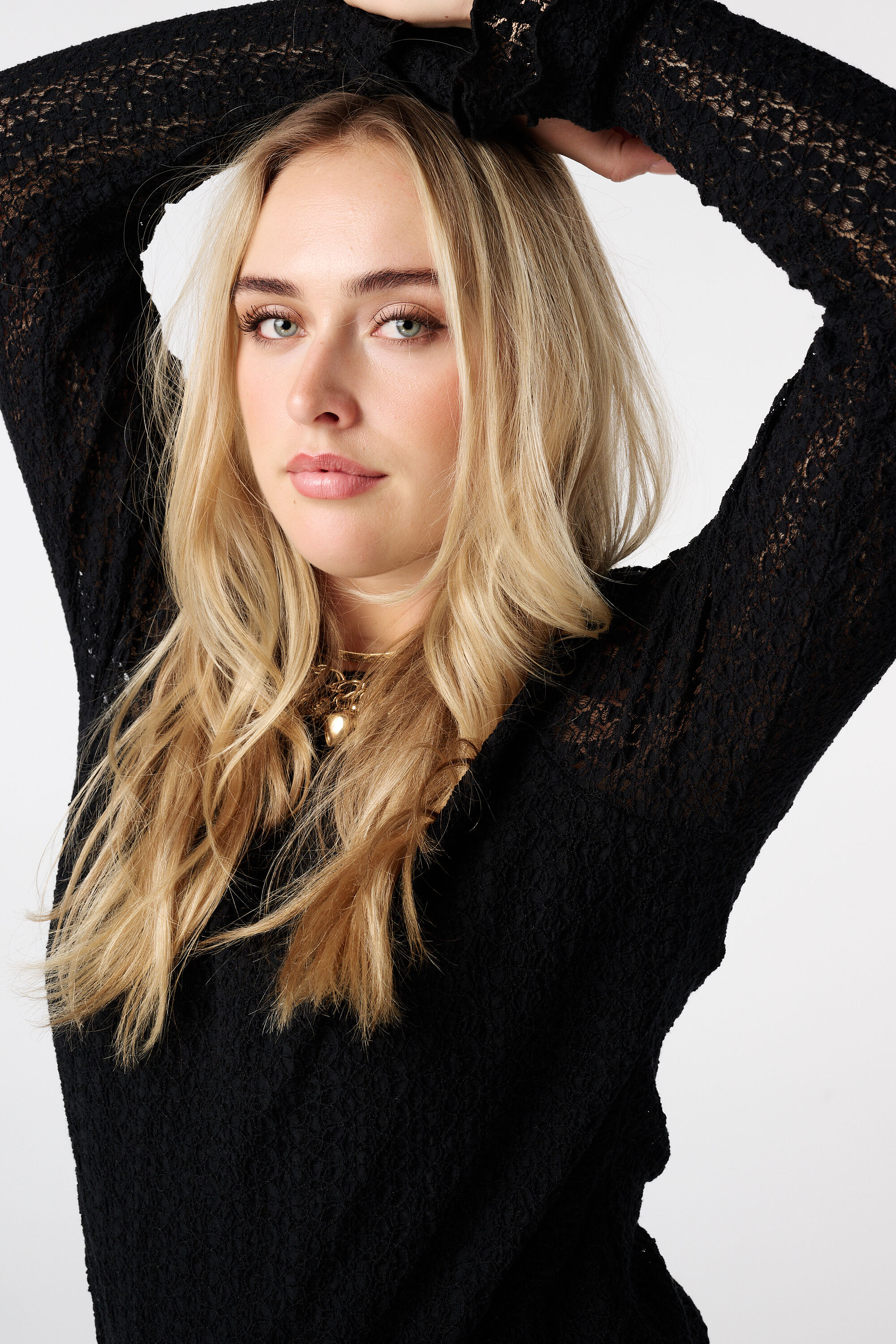 Top de encaje con mangas acampanadas image number 4