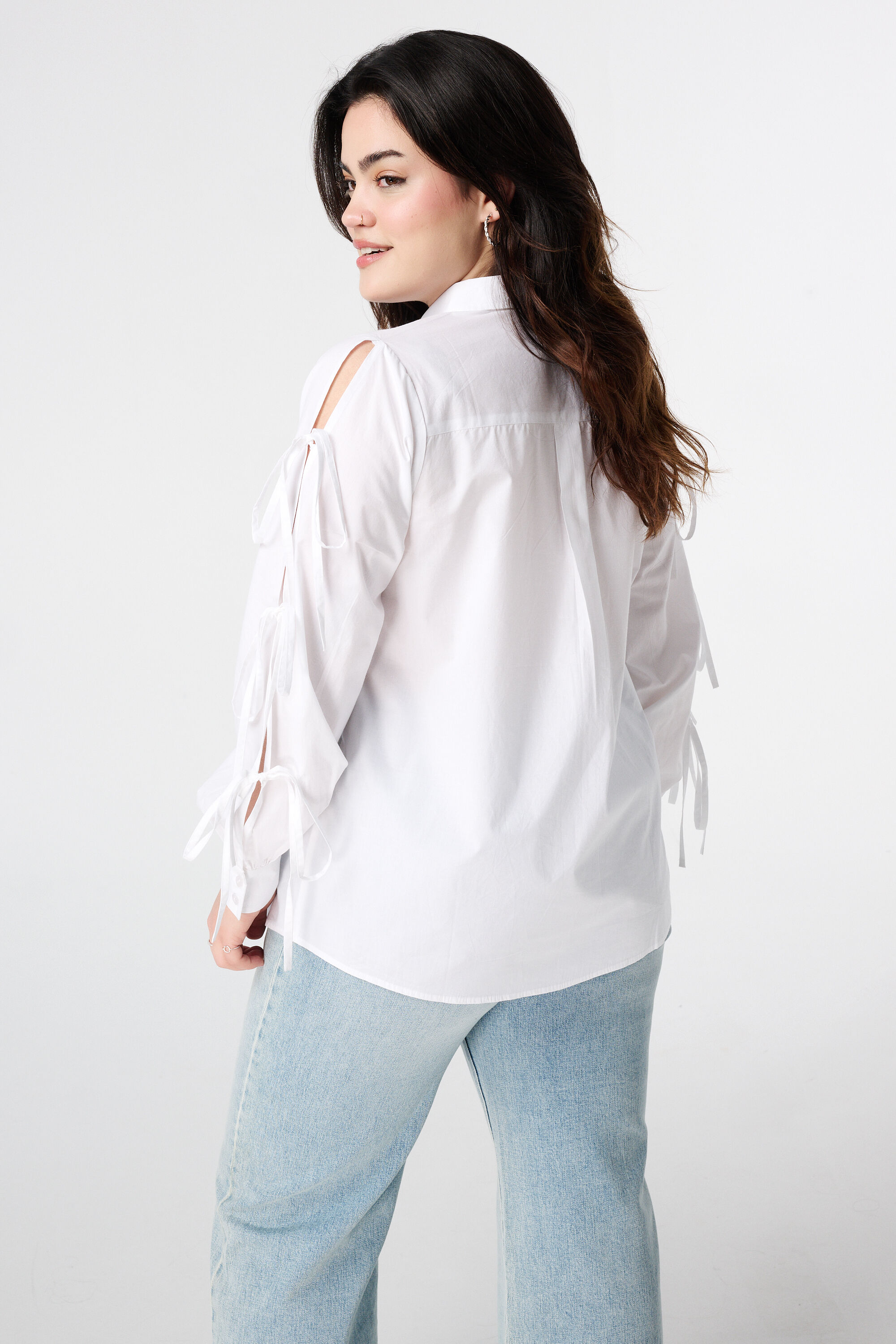 Blusa camisa con lazos como detalle image number 3