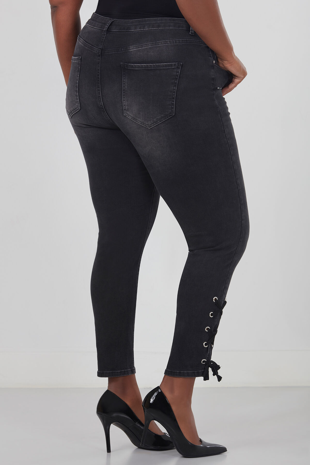 Pantalones con detalle de encaje image number 3