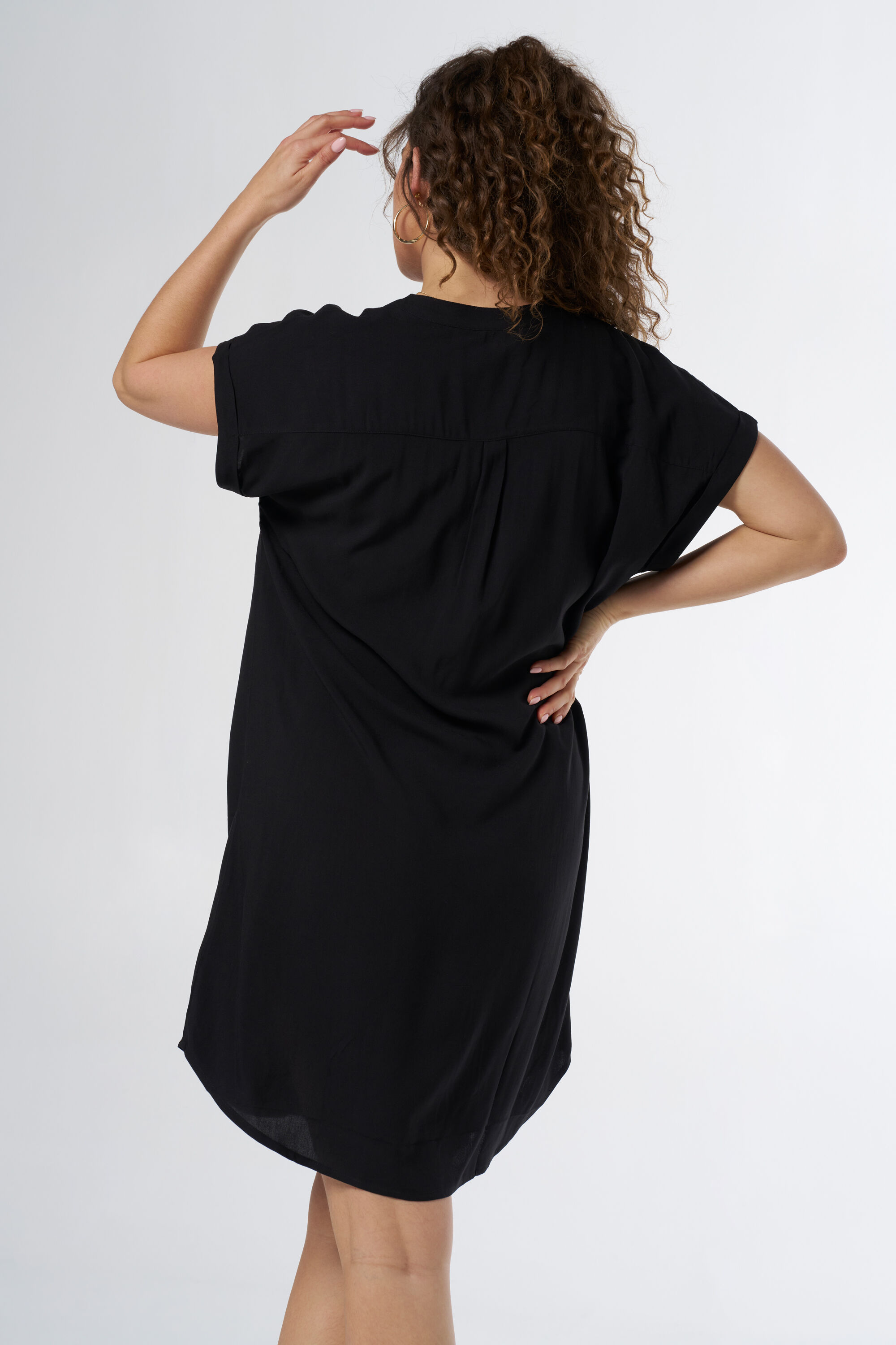 Vestido de corte holgado con escote en V  image number 3