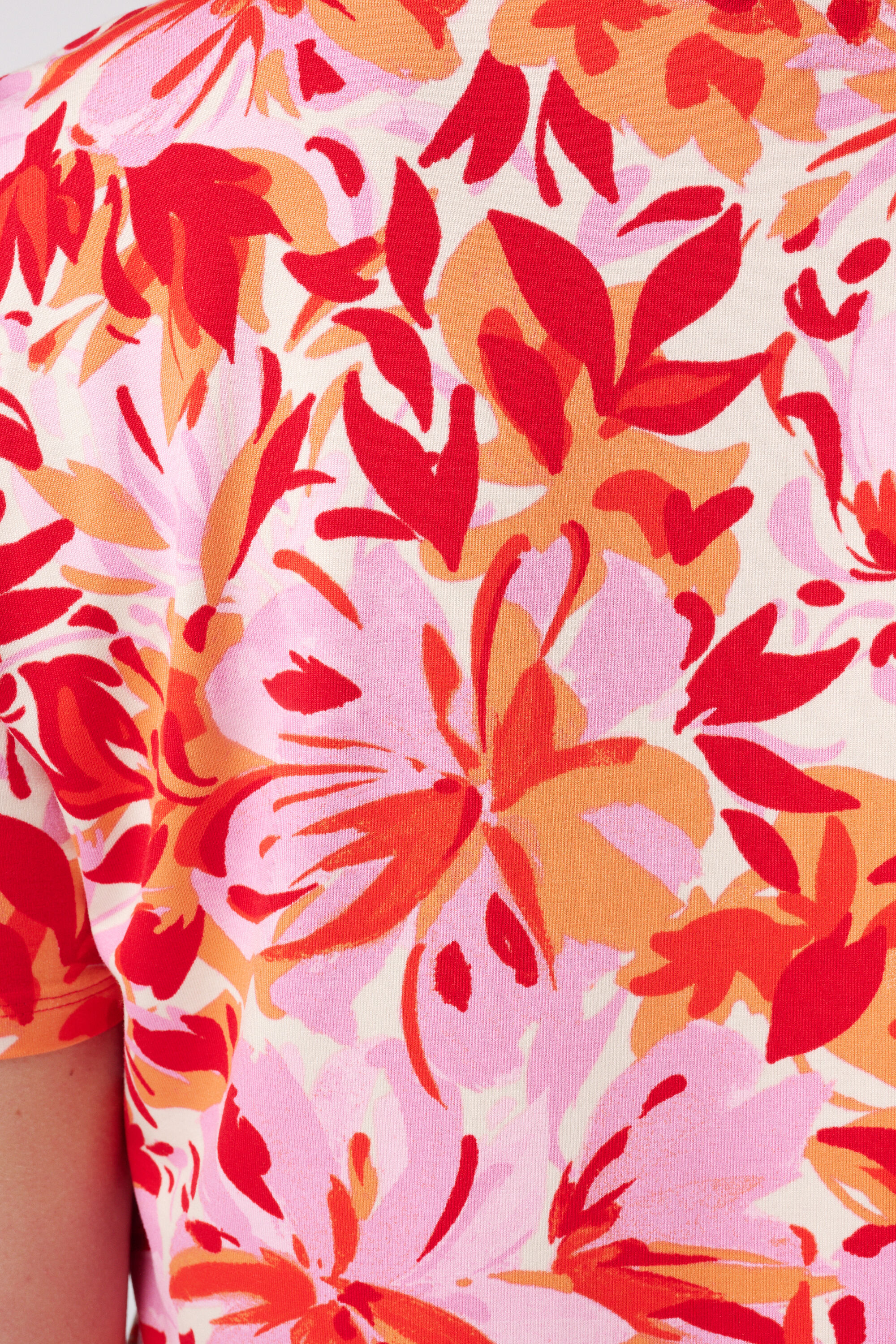 Camiseta con estampado y escote en V image number 6