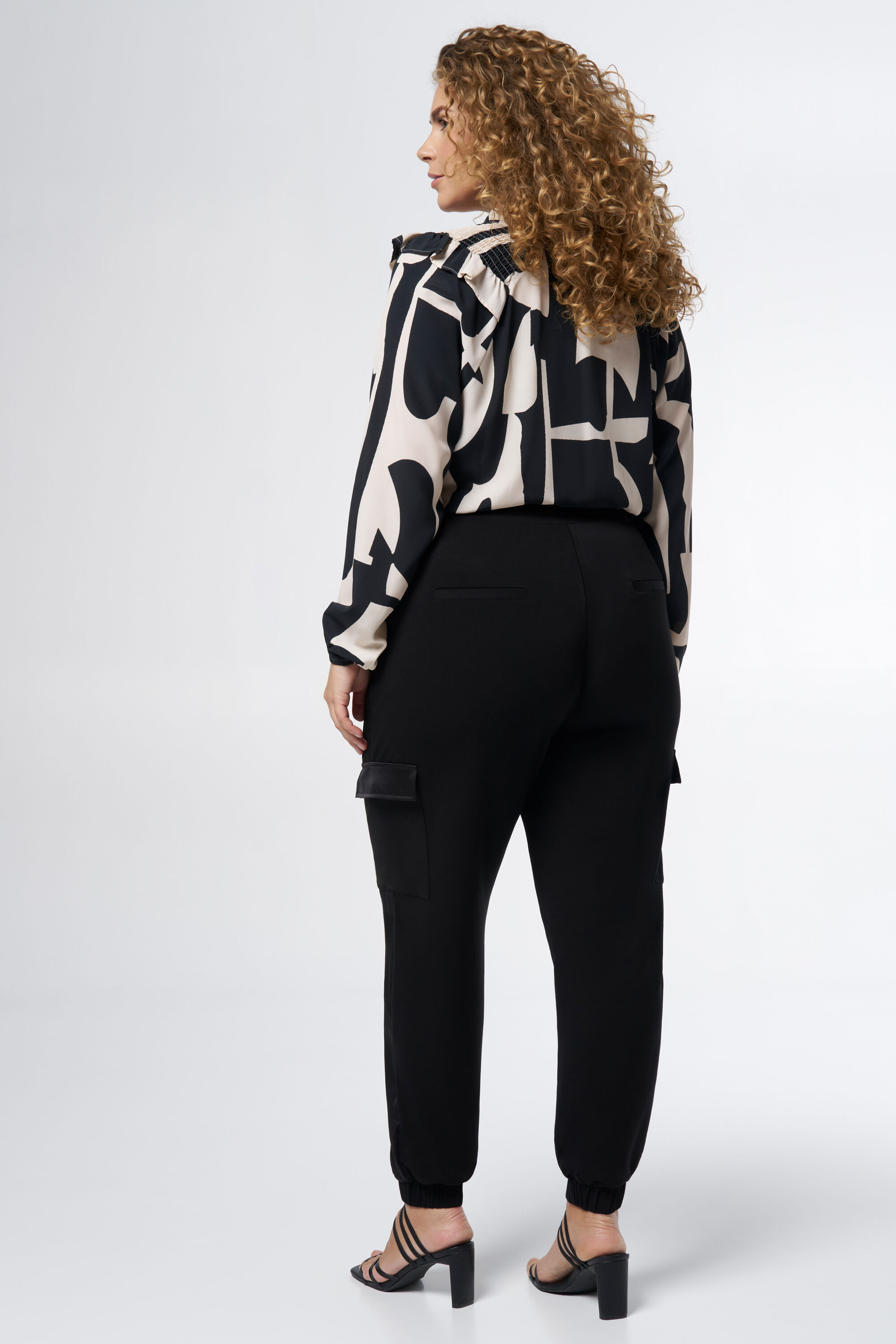 Pantalones cargo con sat&eacute;n image number 2