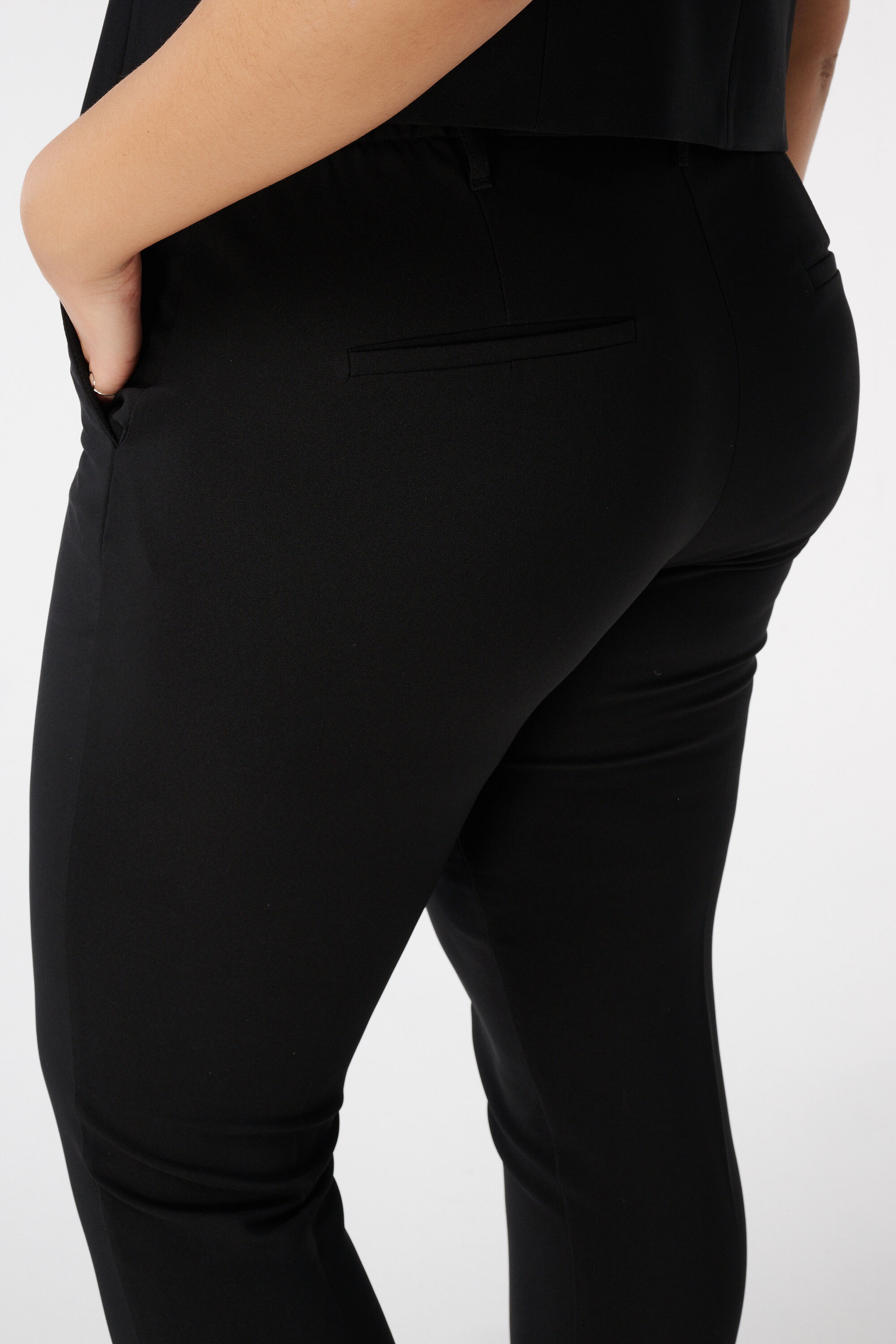 Pantalones de pernera recta image number 4