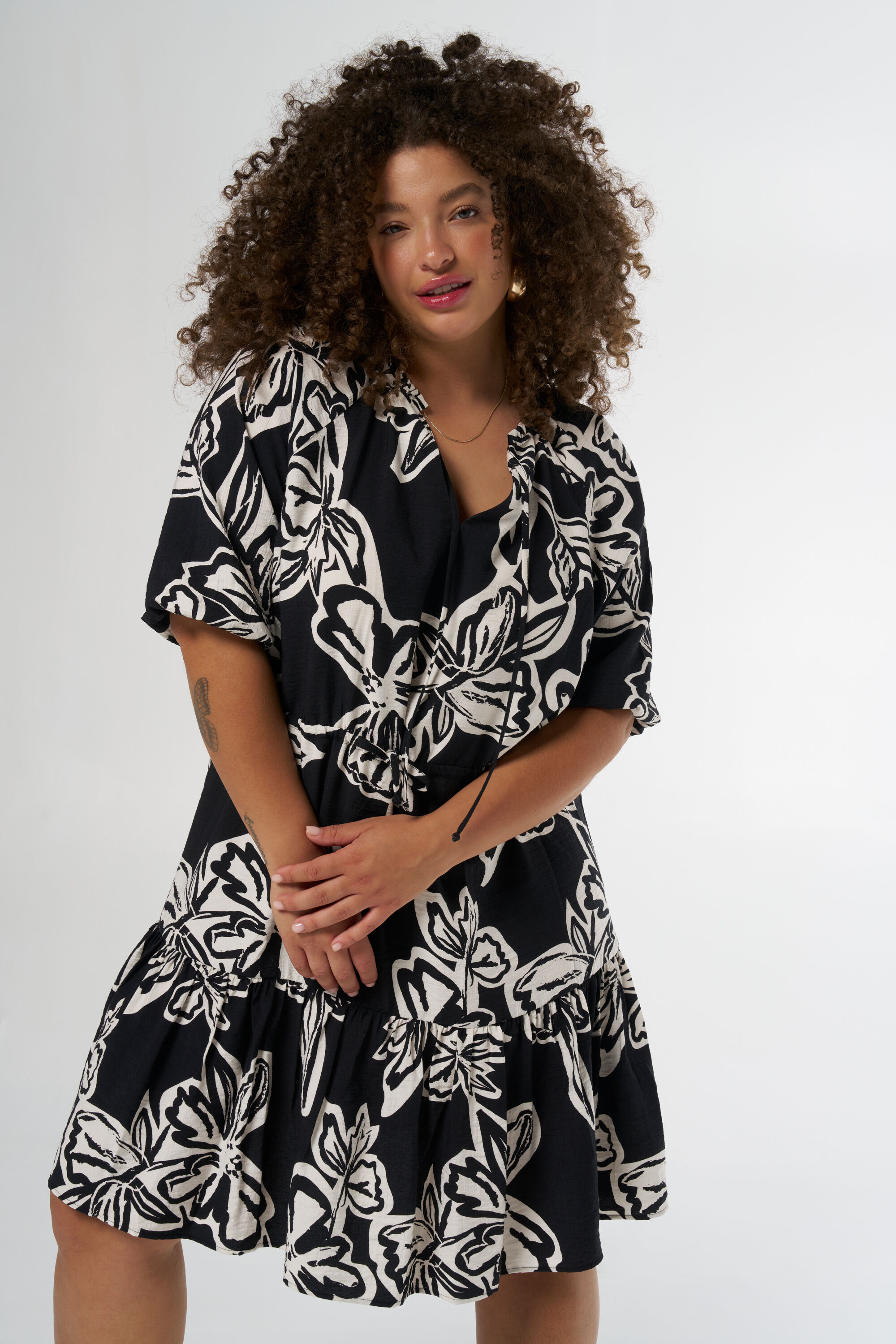 Vestido entallado con estampado image number 5