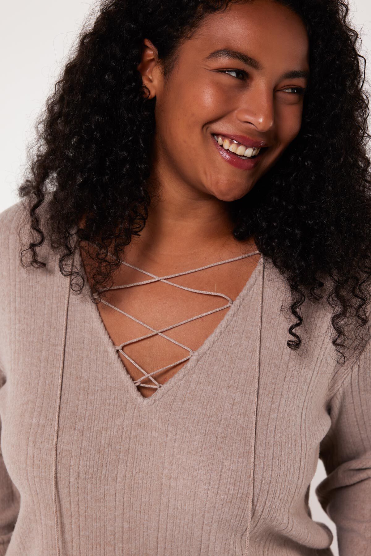 Top de corte recto con escote en V  image number 4