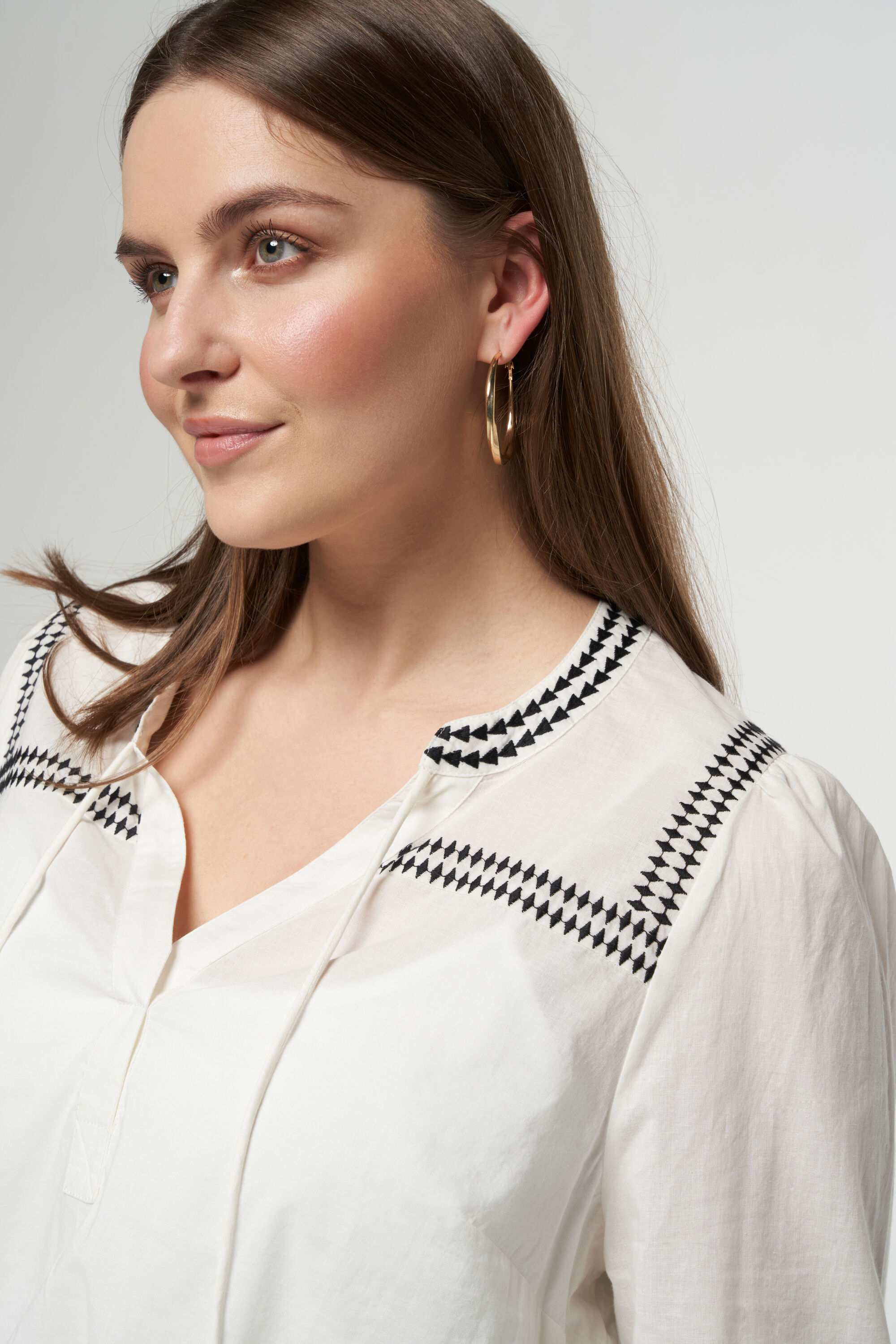 Blusa con bordados image number 4