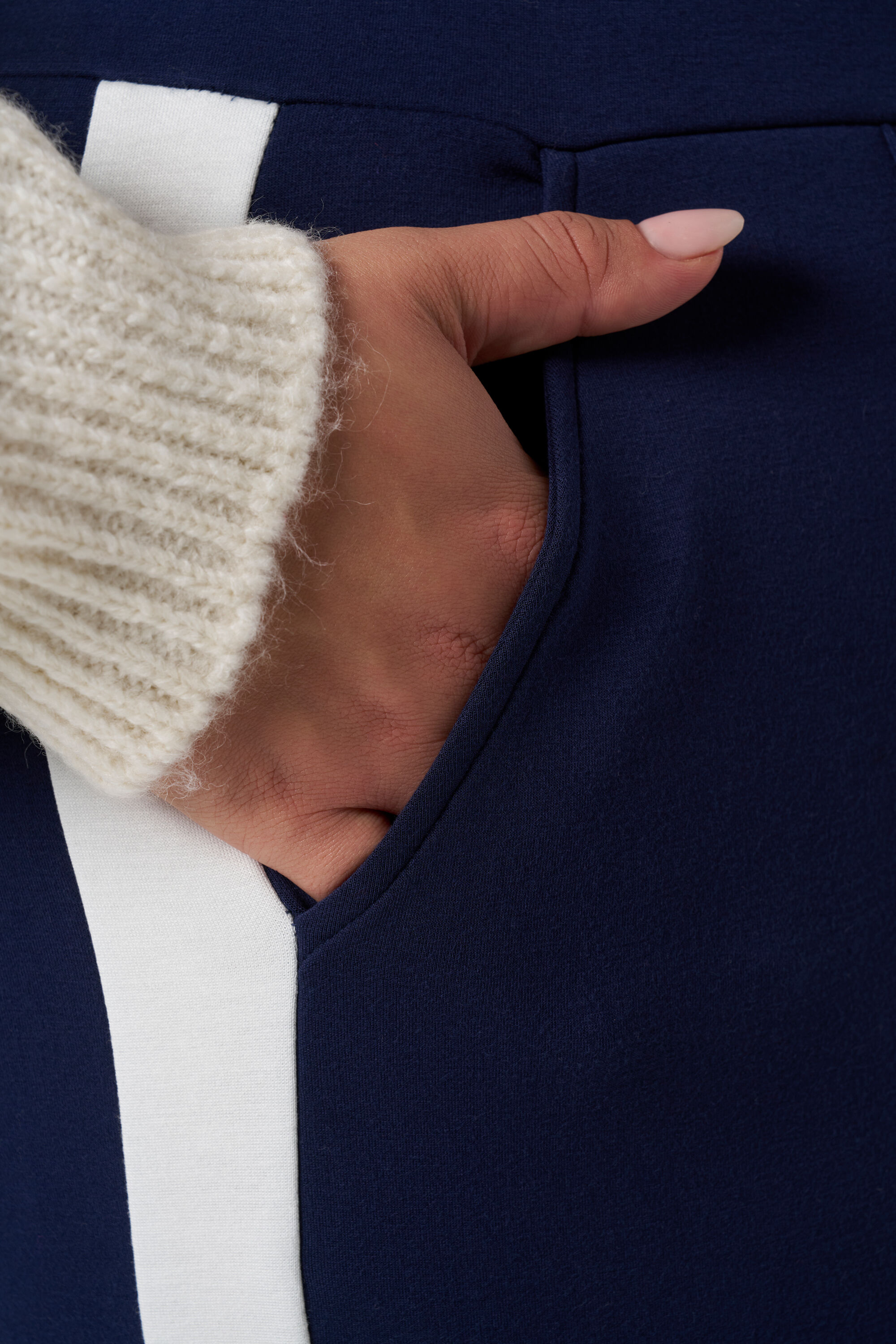 Pantalones deportivos image number 4