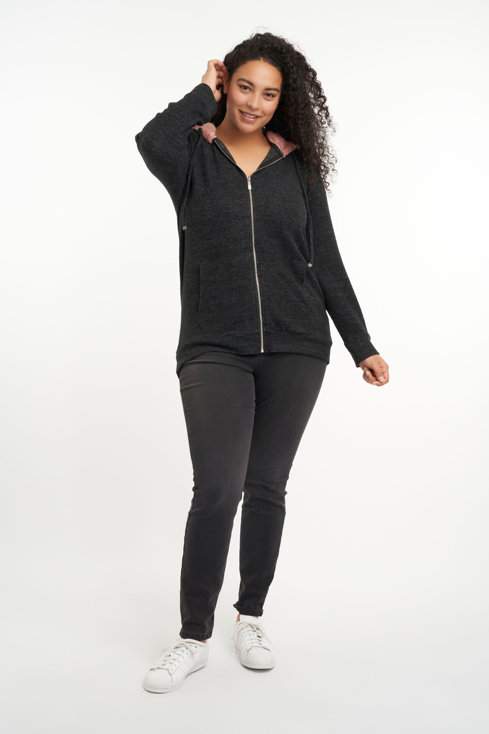 C&aacute;rdigan con capucha image number 6