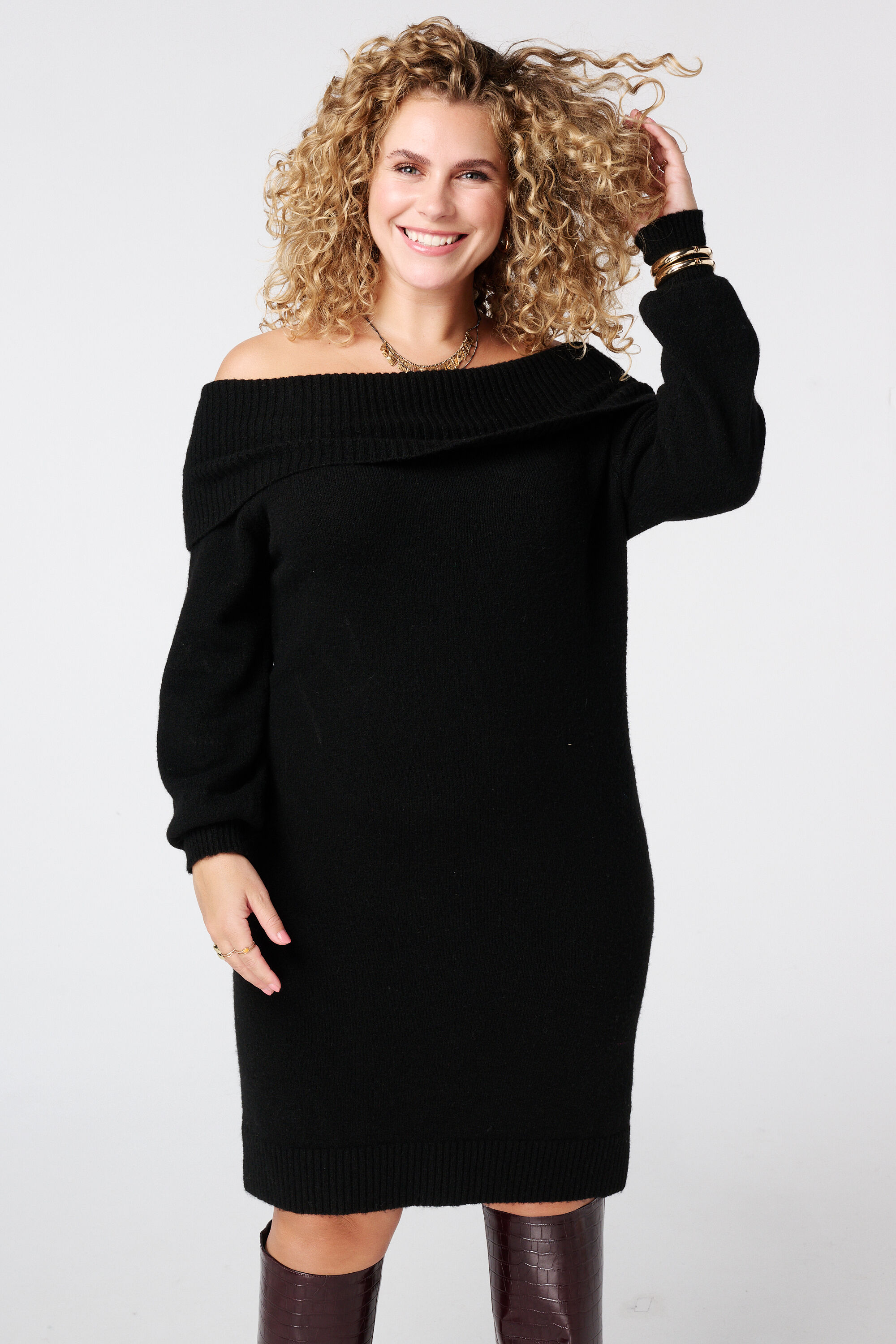 Vestido de punto con hombros descubiertos