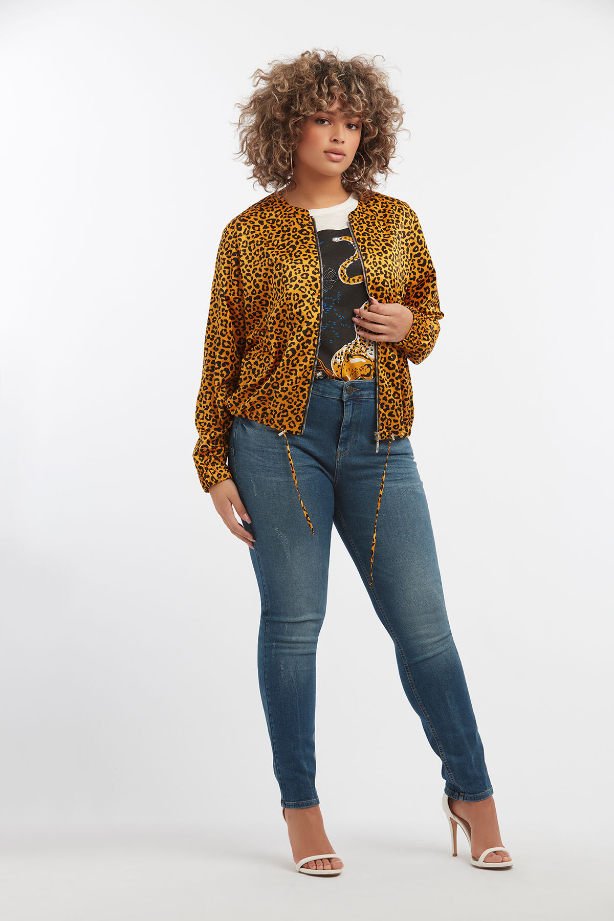 Chaqueta bomber estampada image number 5