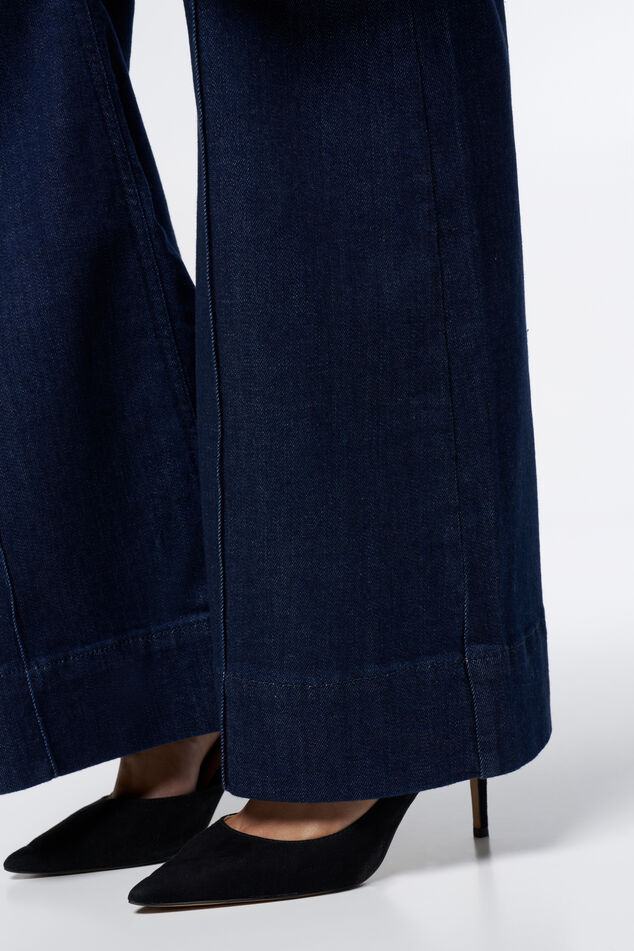 Vaqueros acampanados con pespuntes decorativos image number 4