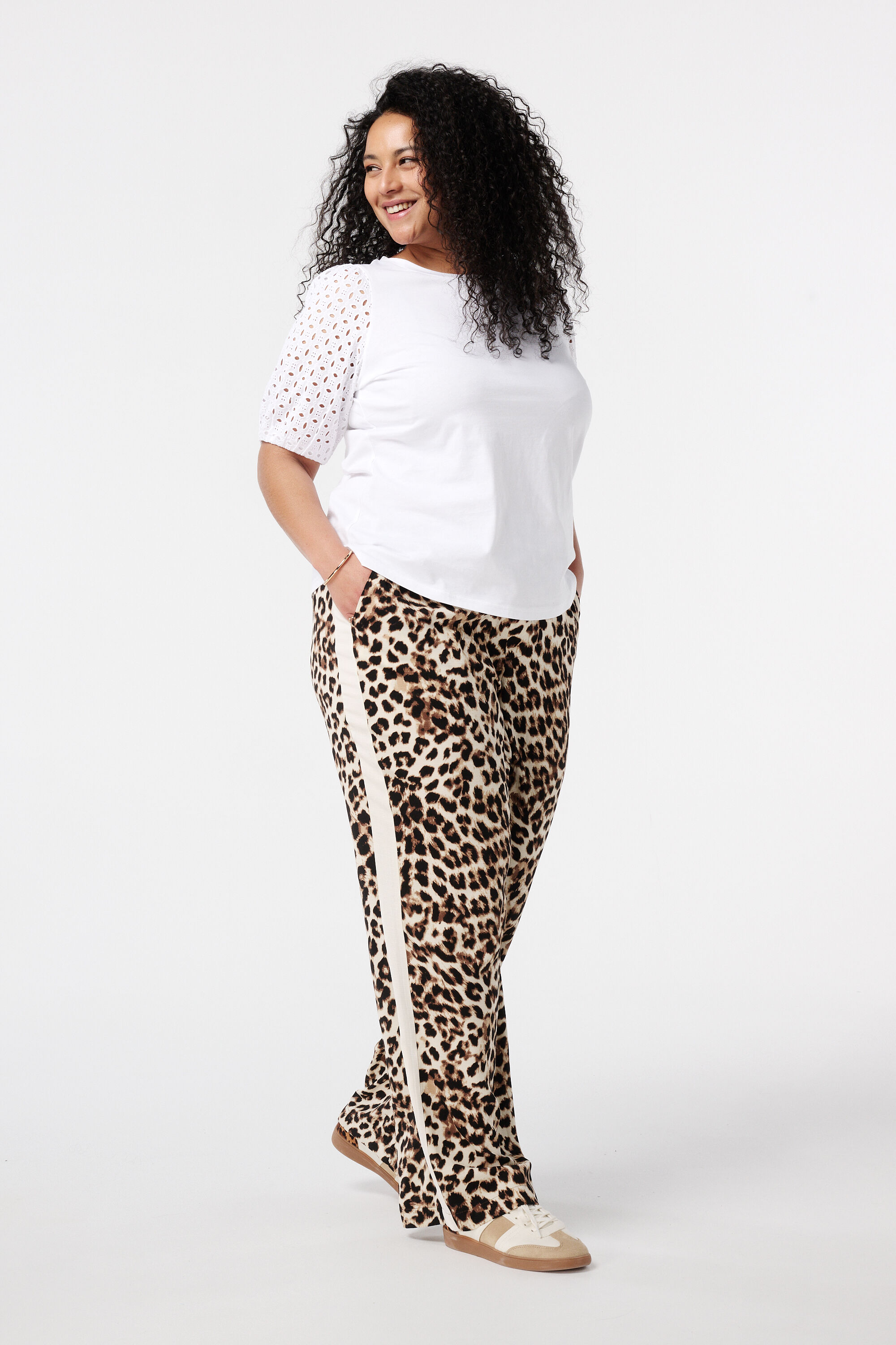 Pantalones de estampado leopardo con rayas en contraste  image number 6