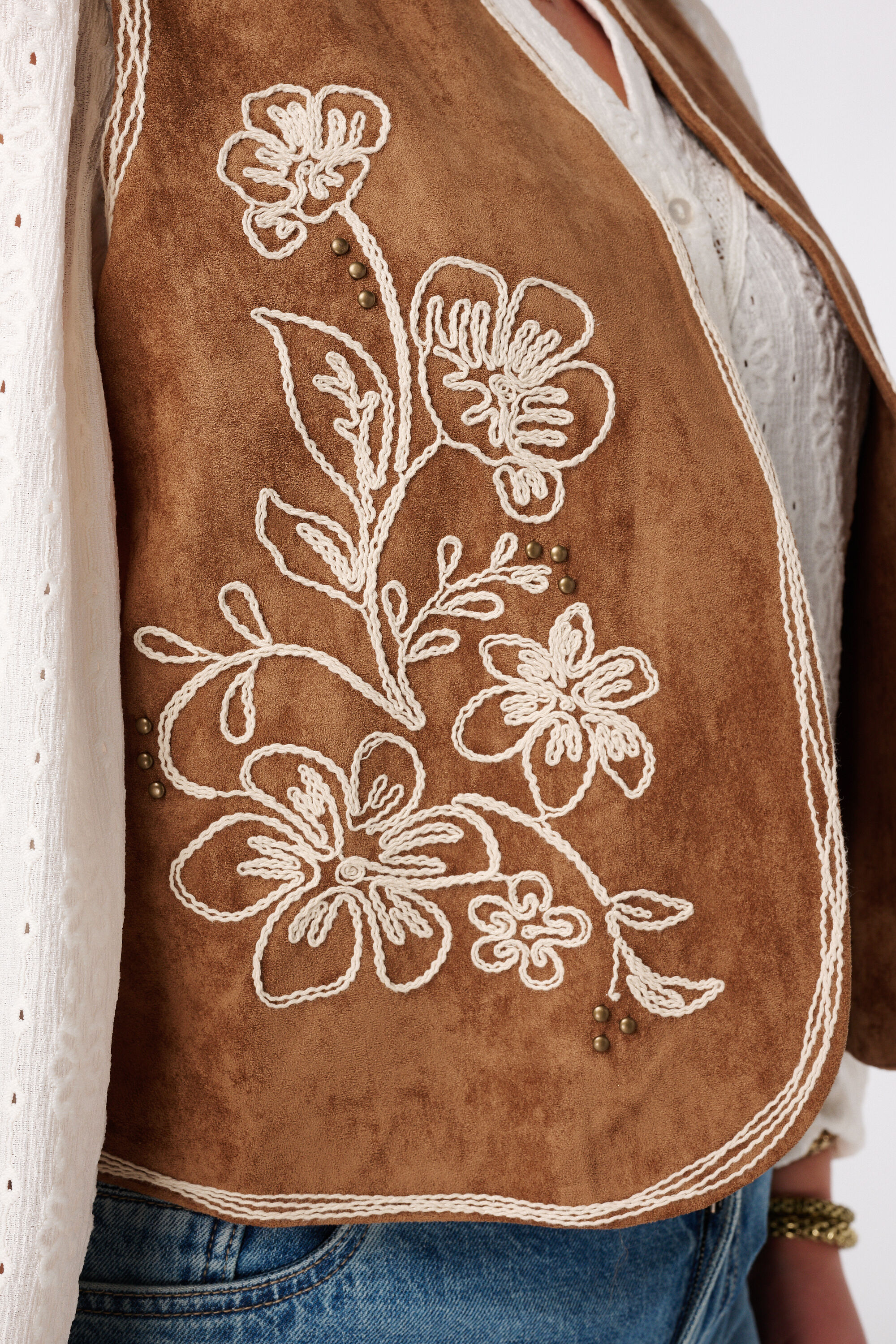 Chaleco de antelina con bordado image number 6