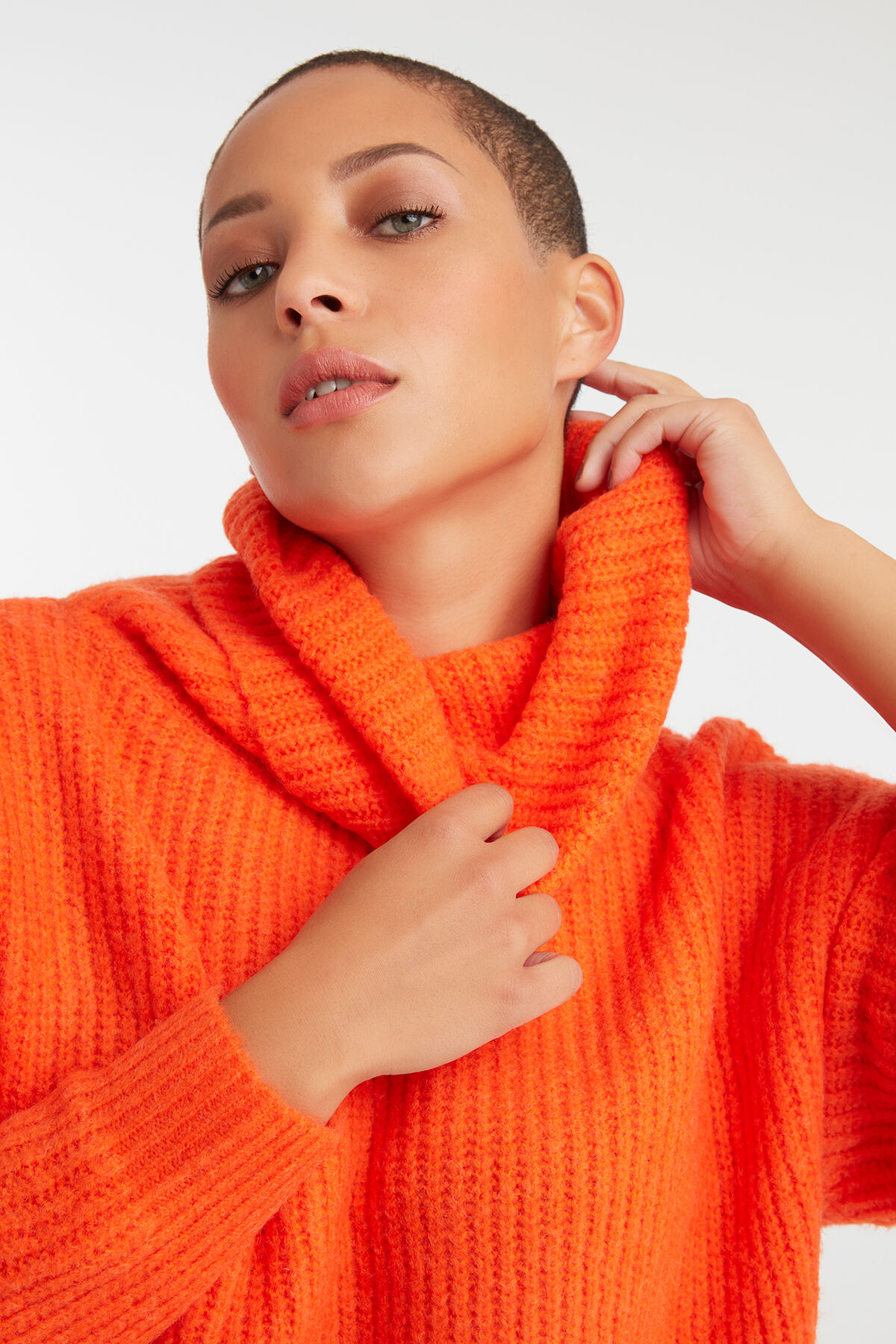 Jersey de punto con cuello de cisne image number 7