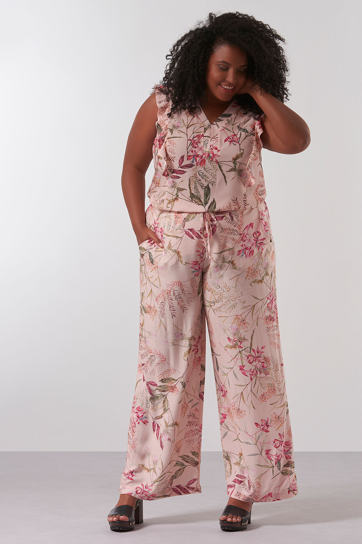 Blusa con estampado integral y volantes  image number 4