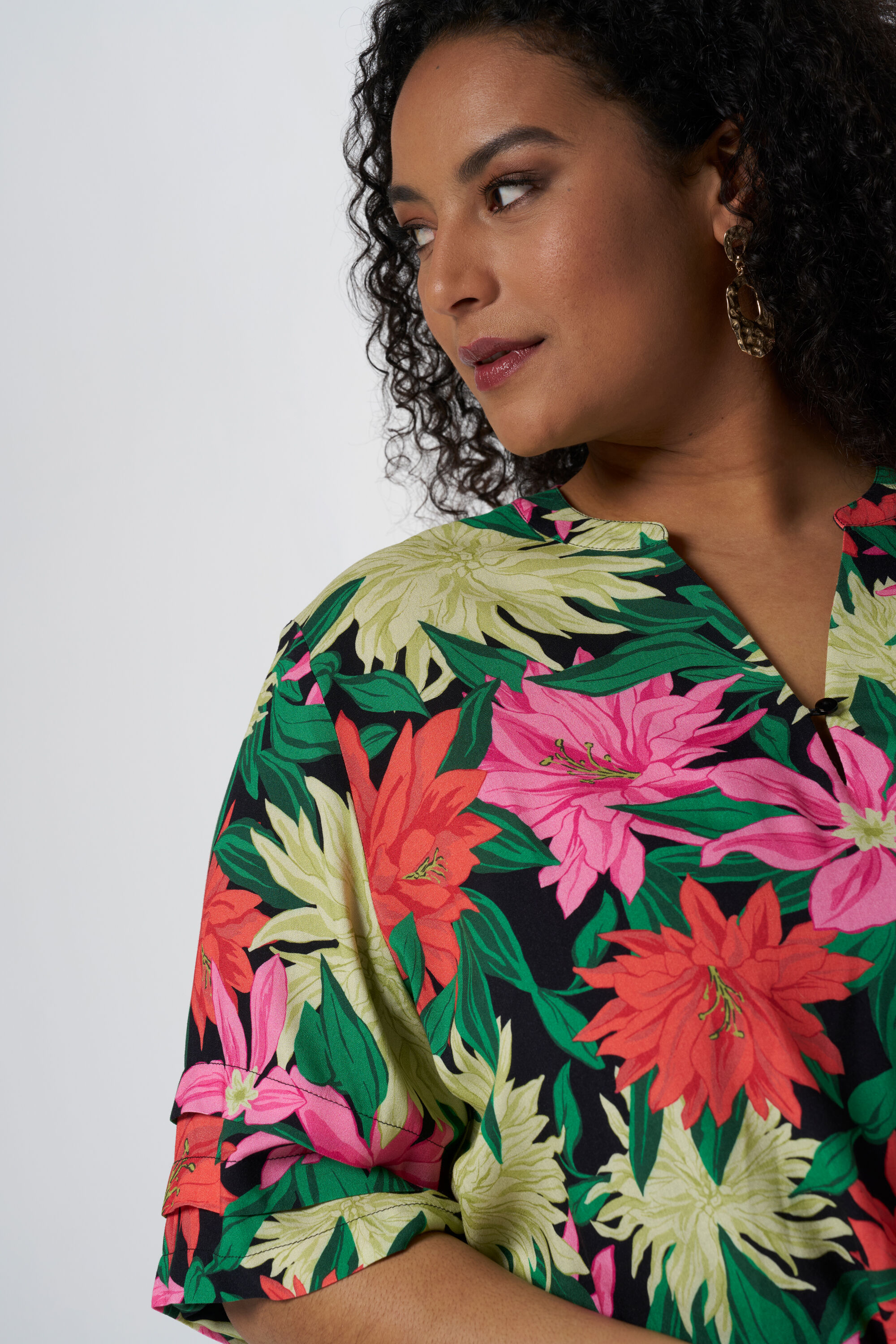 Blusa con manga corta y estampada image number 4