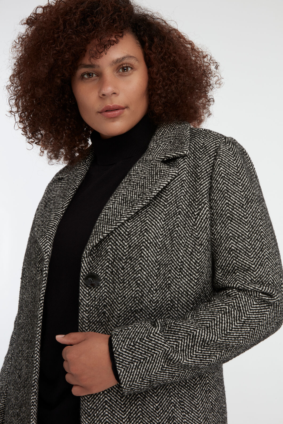 Elegante abrigo con estampado image number 5