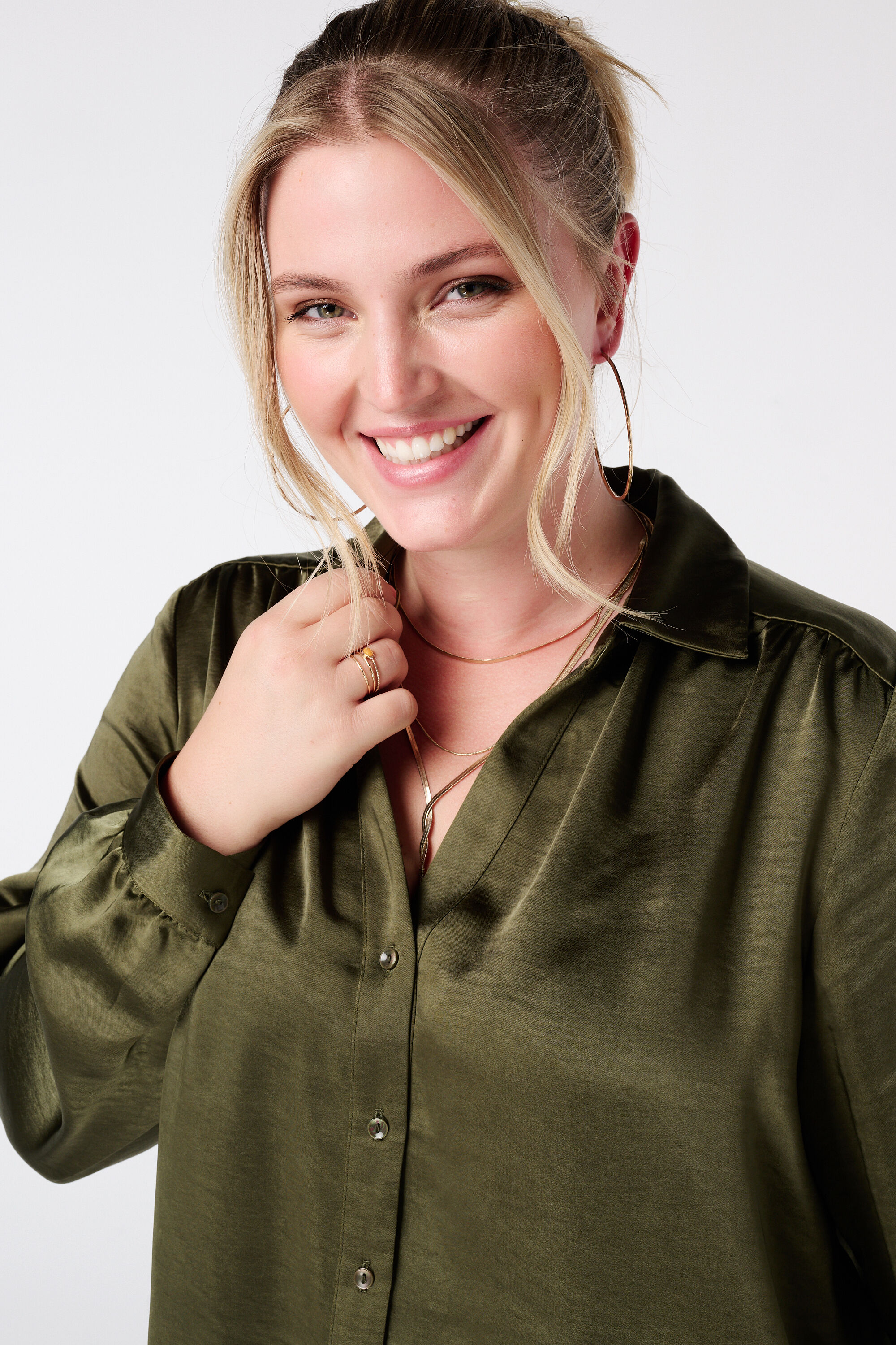 Blusa con aspecto satinado image number 4