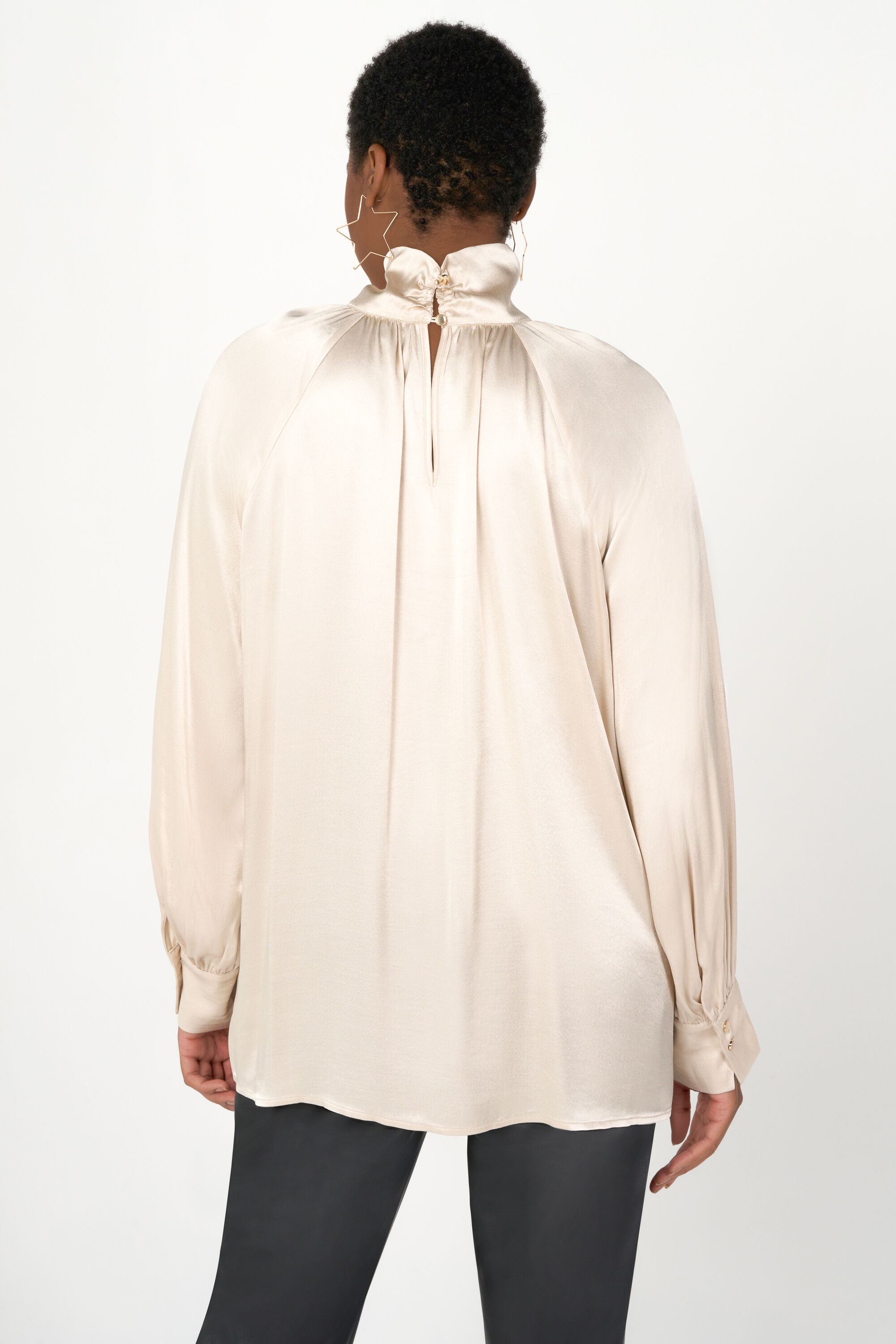 Blusa de sat&eacute;n con detalles image number 3