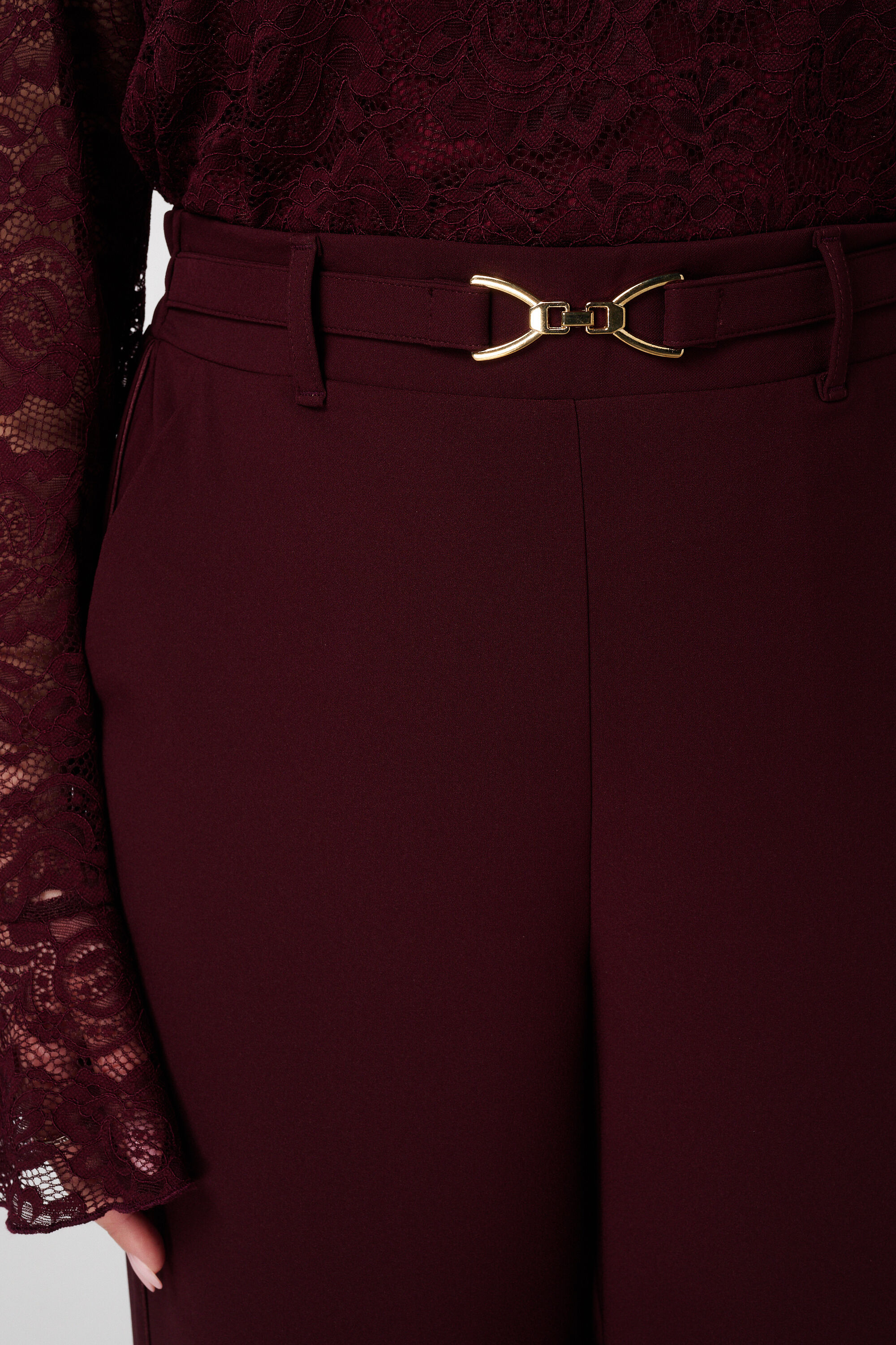 Pantal&oacute;n con hebilla dorada image number 4