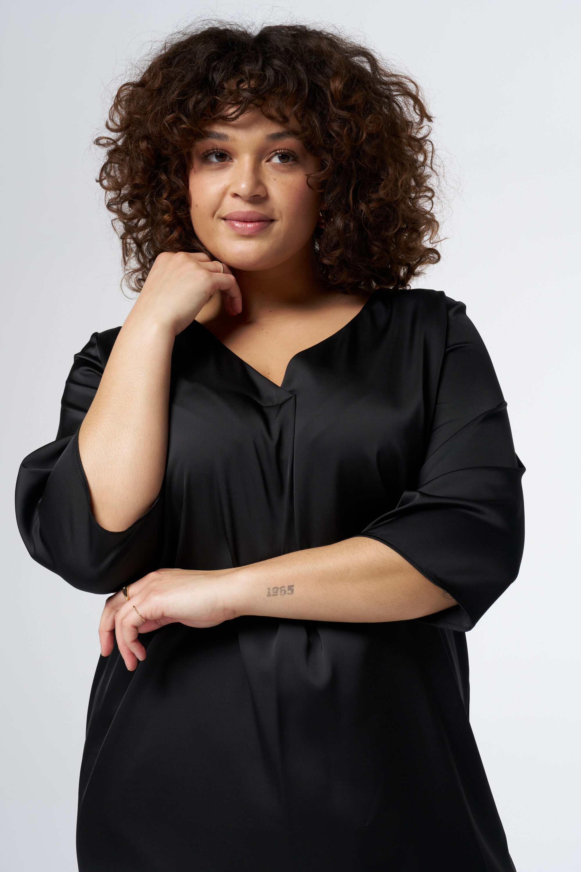 Vestido de sat&eacute;n de corte recto image number 5