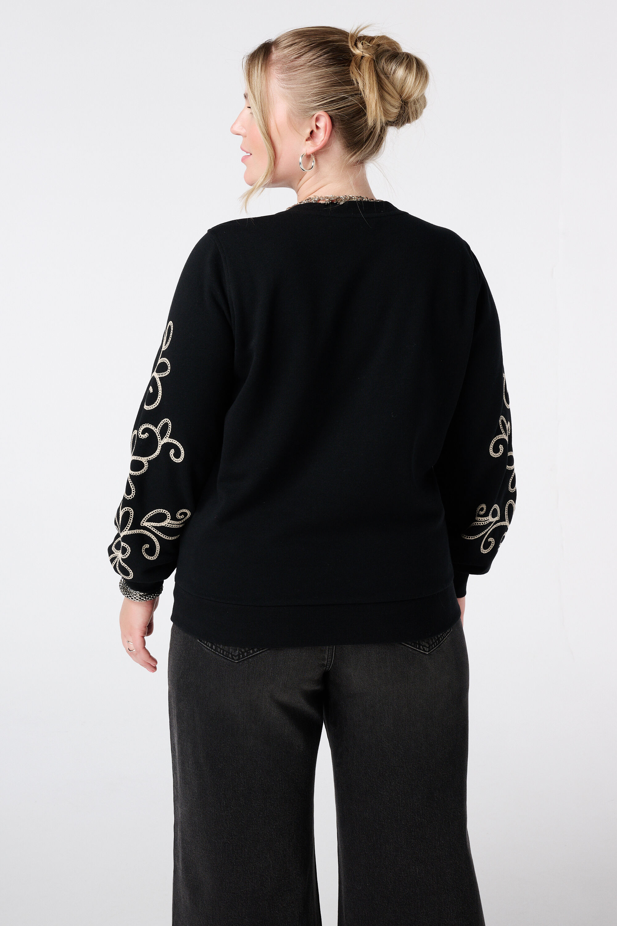 Jersey con detalles bordados image number 3