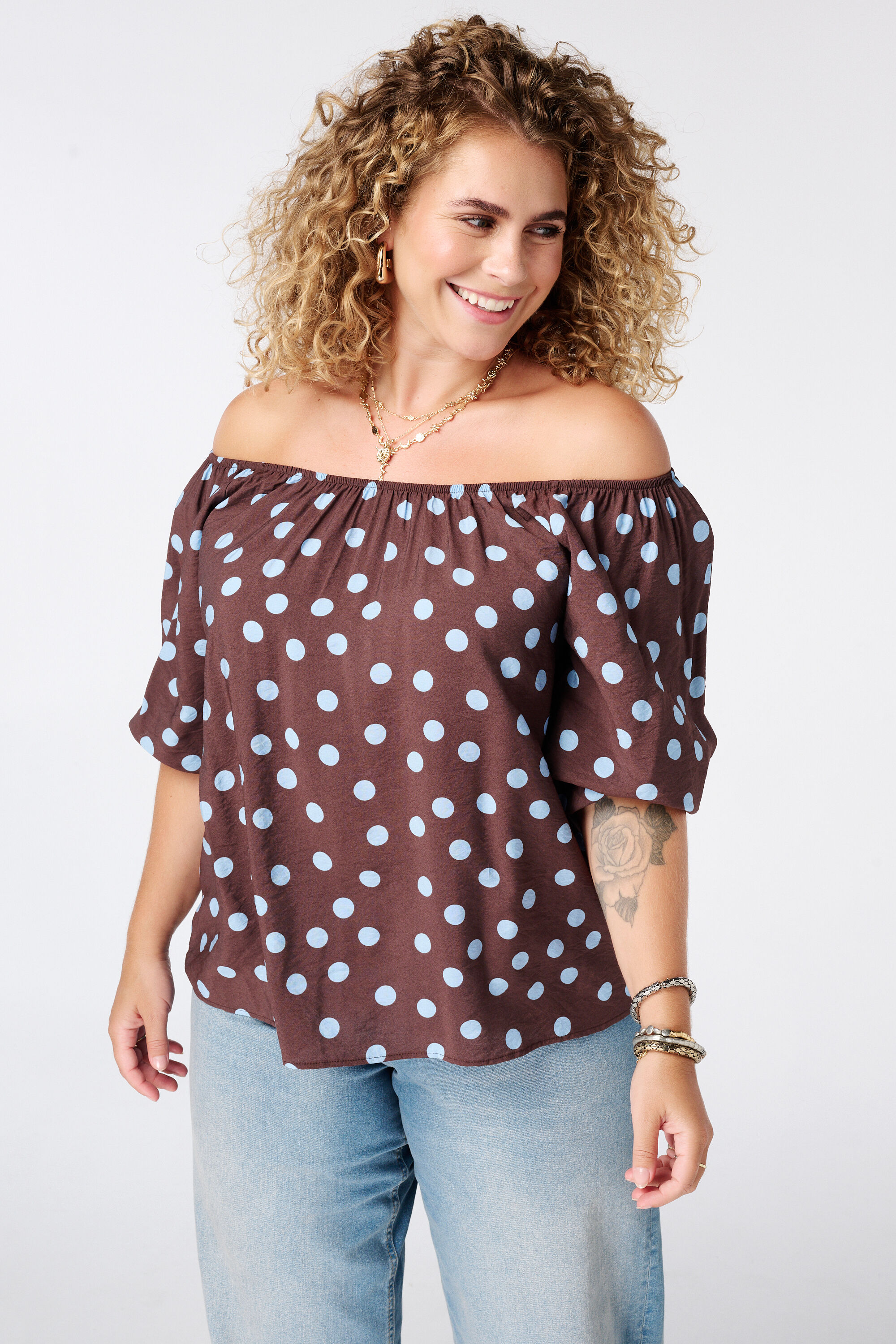 Blusa con hombros al descubierto y estampado de lunares