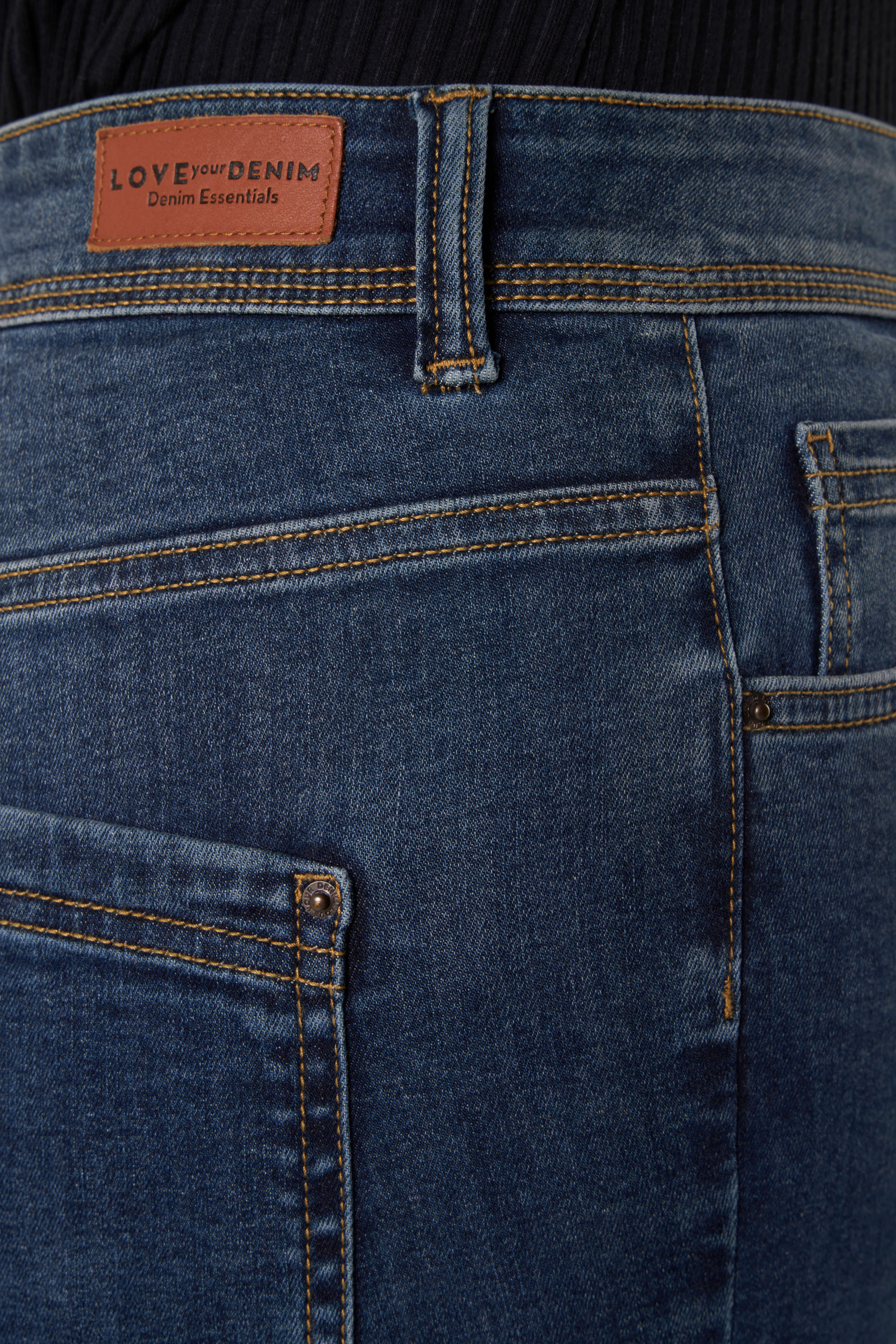 Vaqueros CHERRY de corte pitillo y talle alto image number 4