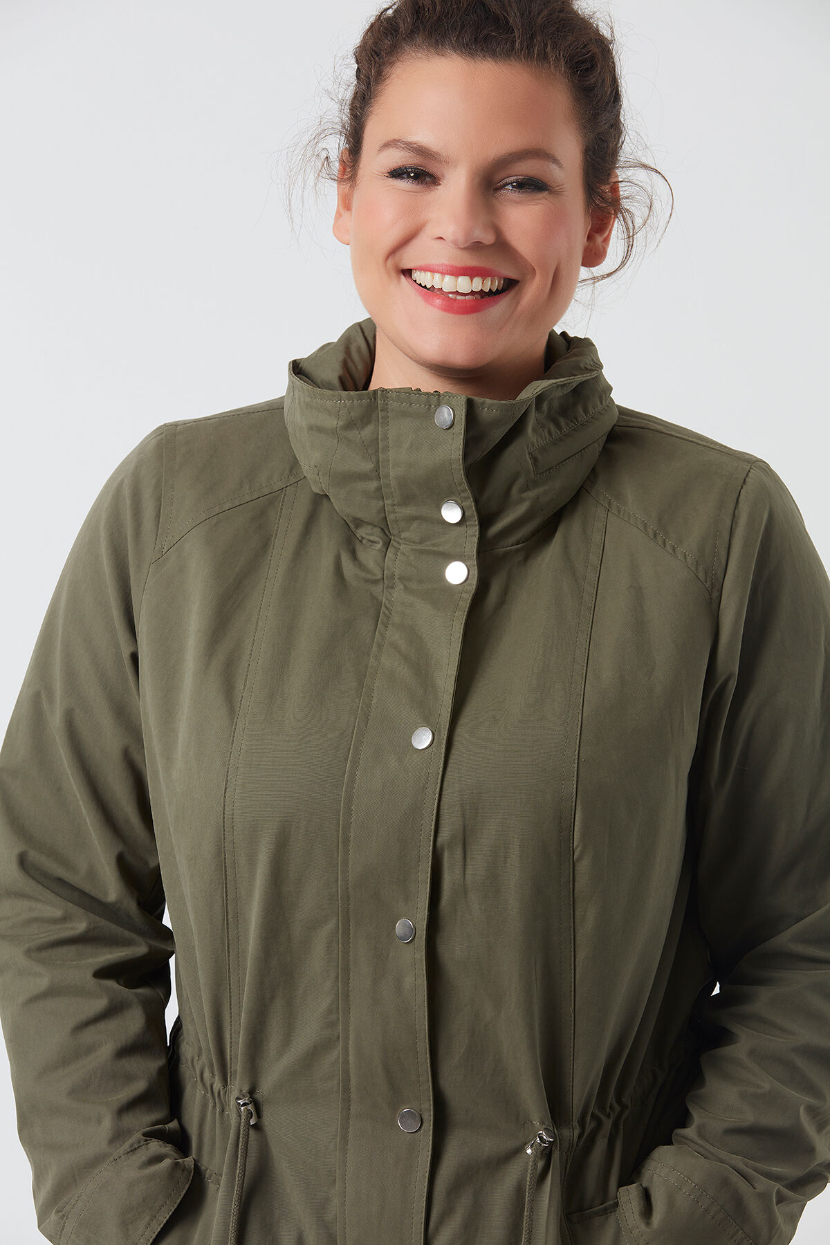 Parka con bordados florales image number 4